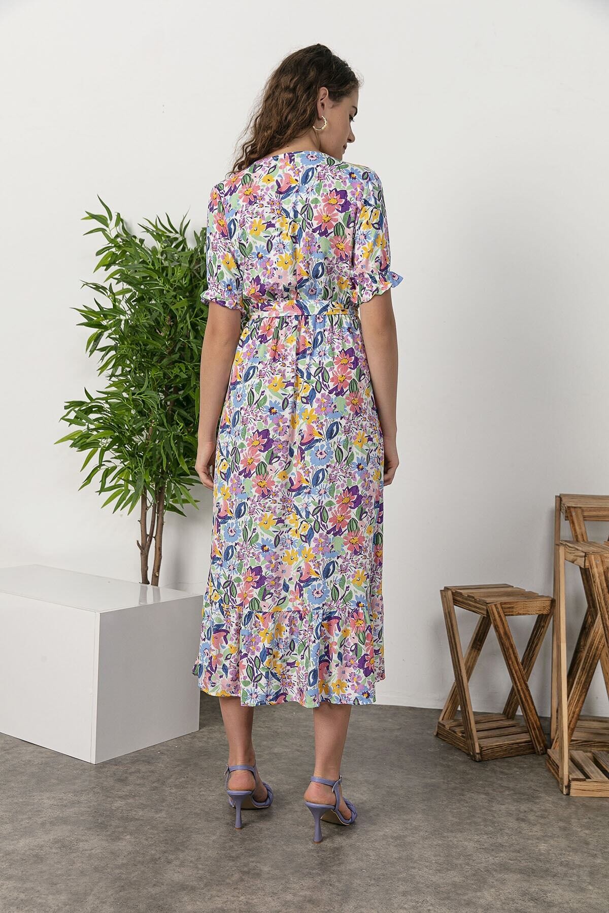 Kadın Canlı Mavi Yakalı Düğmeli Beli Kuşaklı Renkli Çiçekli Uzun Yazlık Elbise HZL21S-0250