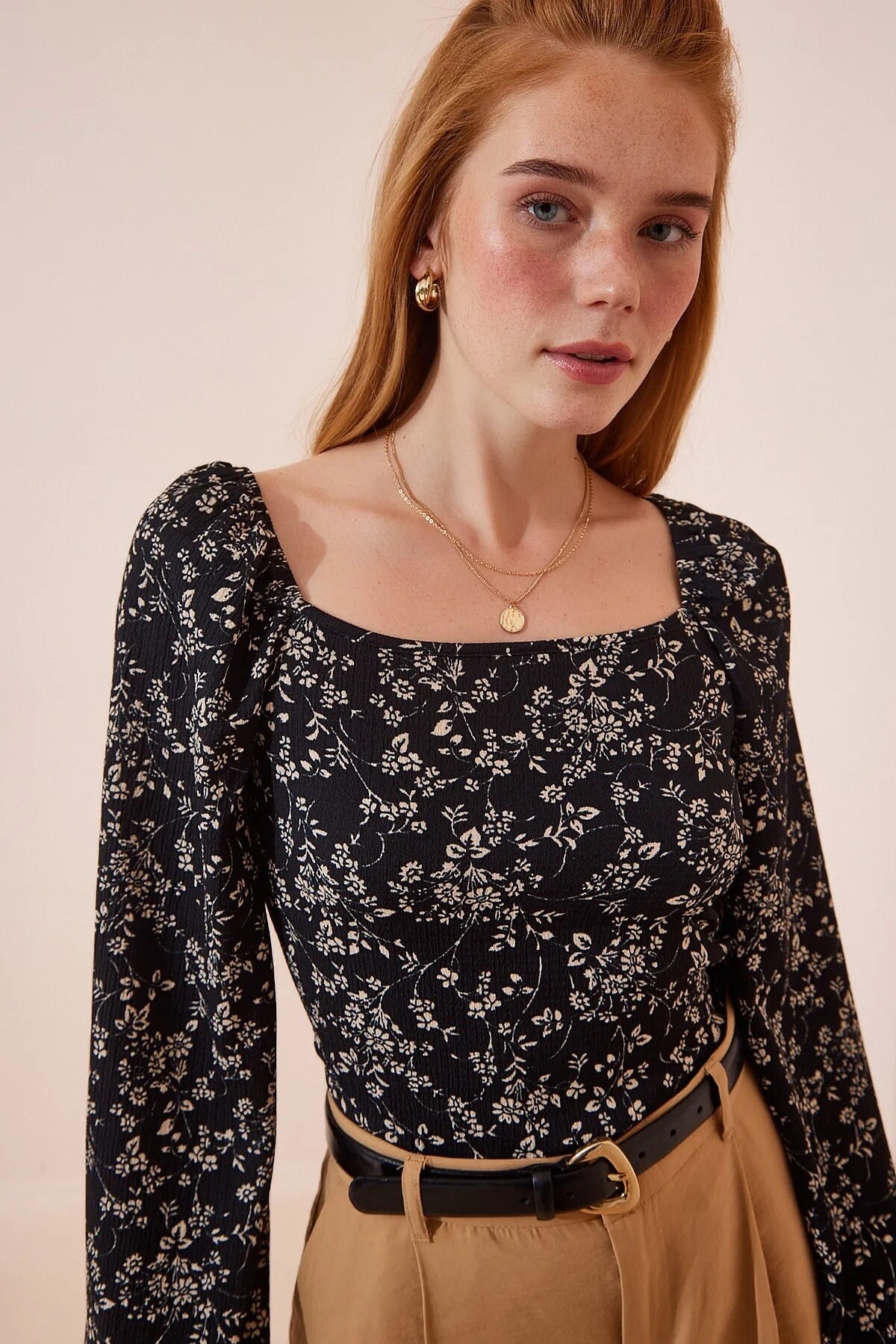 Kadın Çiçek Desenli Siyah Balon Kol Dokulu Kare Yaka Trend Örme Bluz HZL23W-BD104651