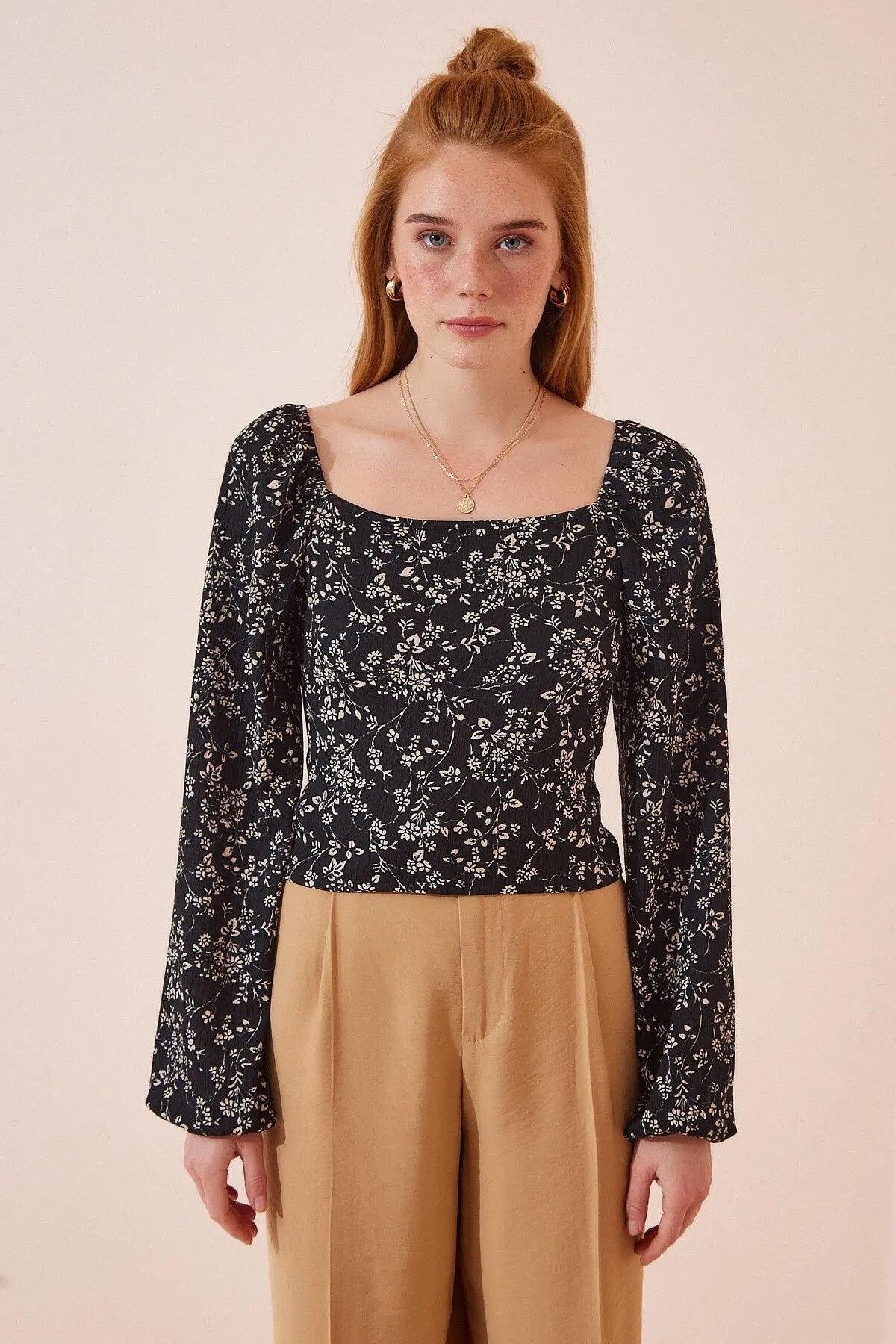 Kadın Çiçek Desenli Siyah Balon Kol Dokulu Kare Yaka Trend Örme Bluz HZL23W-BD104651