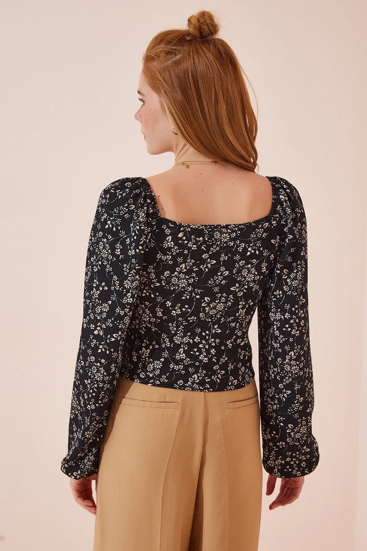 Kadın Çiçek Desenli Siyah Balon Kol Dokulu Kare Yaka Trend Örme Bluz HZL23W-BD104651