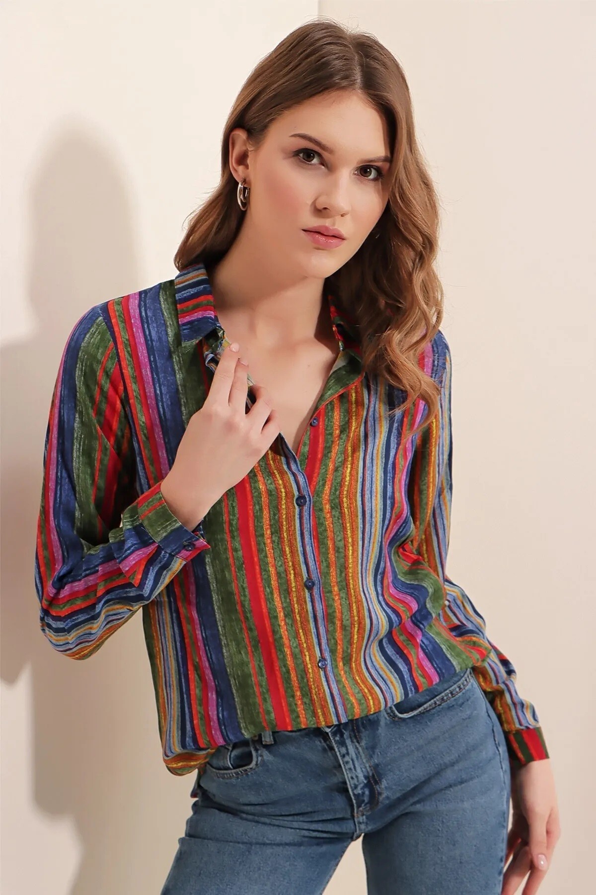 Kadın Çok Renkli Çizgi Desenli Fit Gömlek  HZL23W-BD137851