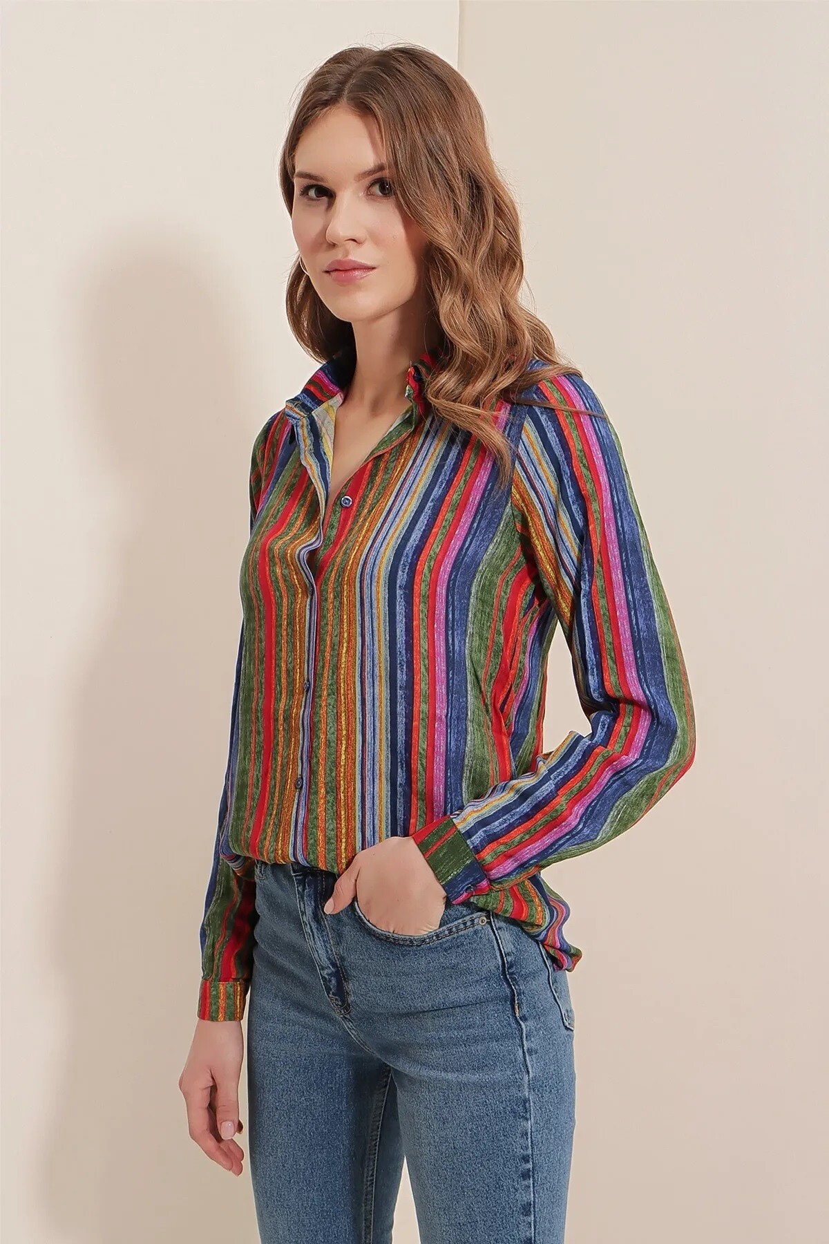Kadın Çok Renkli Çizgi Desenli Fit Gömlek  HZL23W-BD137851