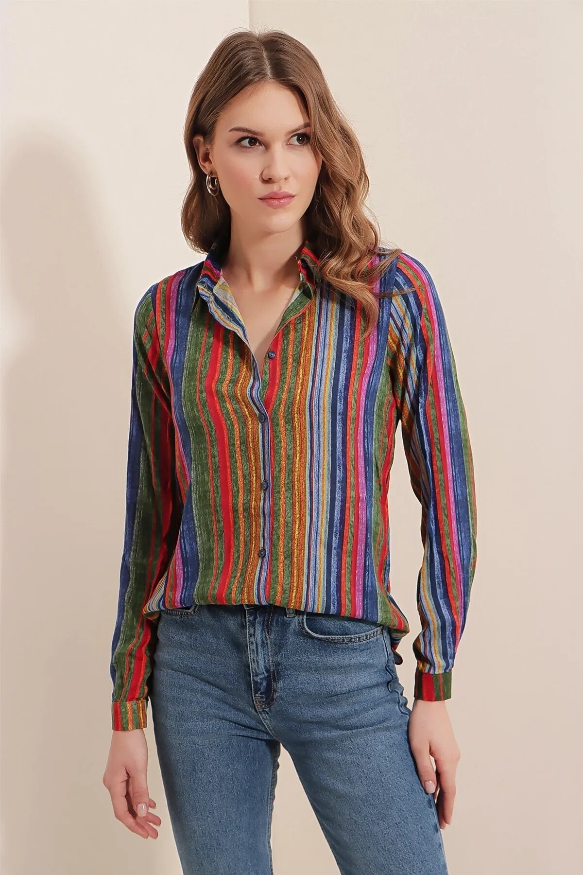 Kadın Çok Renkli Çizgi Desenli Fit Gömlek  HZL23W-BD137851