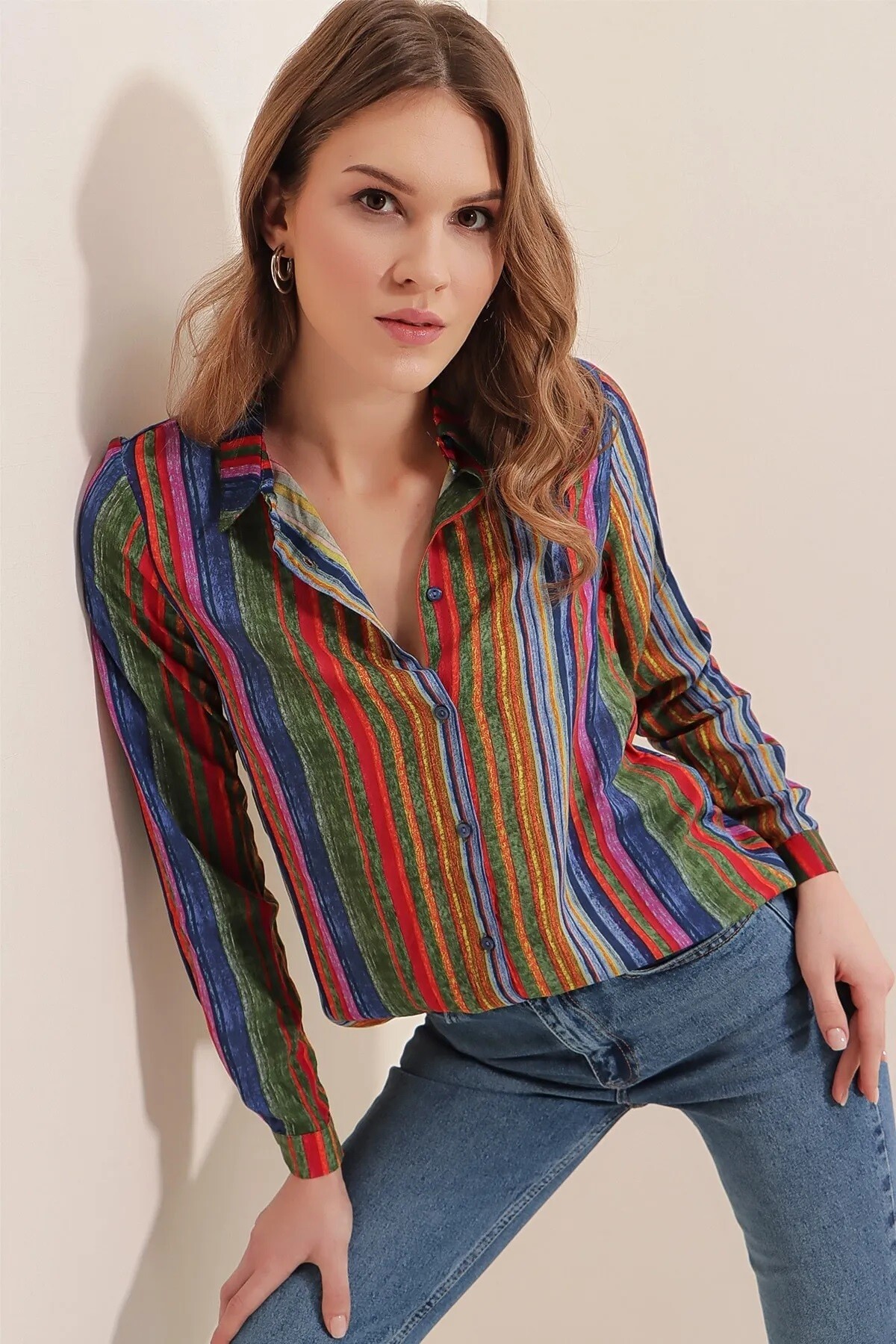 Kadın Çok Renkli Çizgi Desenli Fit Gömlek  HZL23W-BD137851