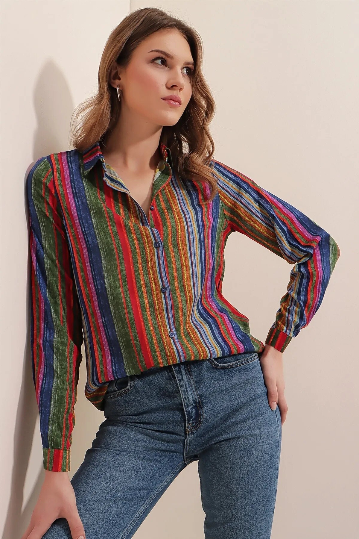 Kadın Çok Renkli Çizgi Desenli Fit Gömlek  HZL23W-BD137851