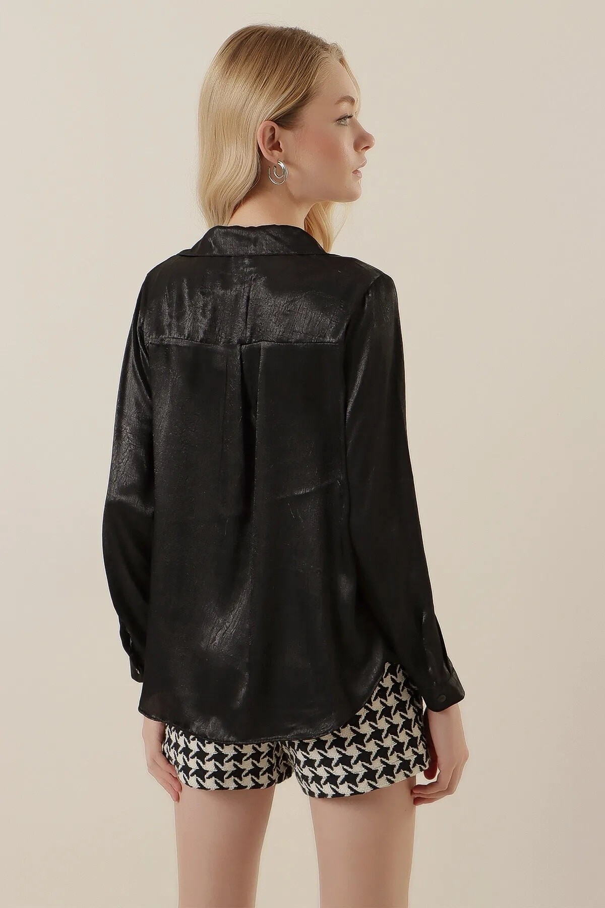 Kadın Desenli Siyah Hafif Dökümlü Saten Yüzeyli Gömlek HZL22W-BD139641