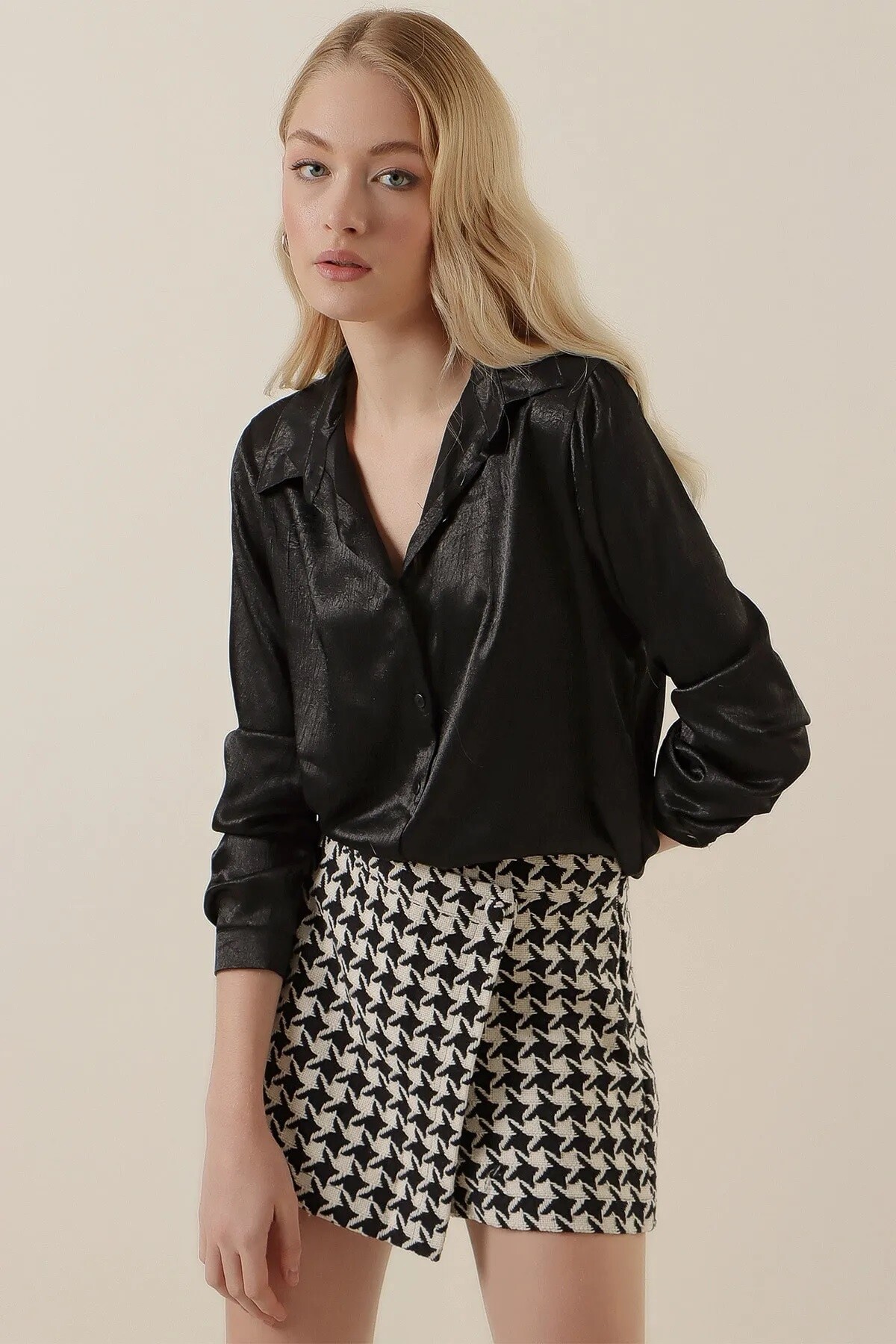 Kadın Desenli Siyah Hafif Dökümlü Saten Yüzeyli Gömlek HZL22W-BD139641