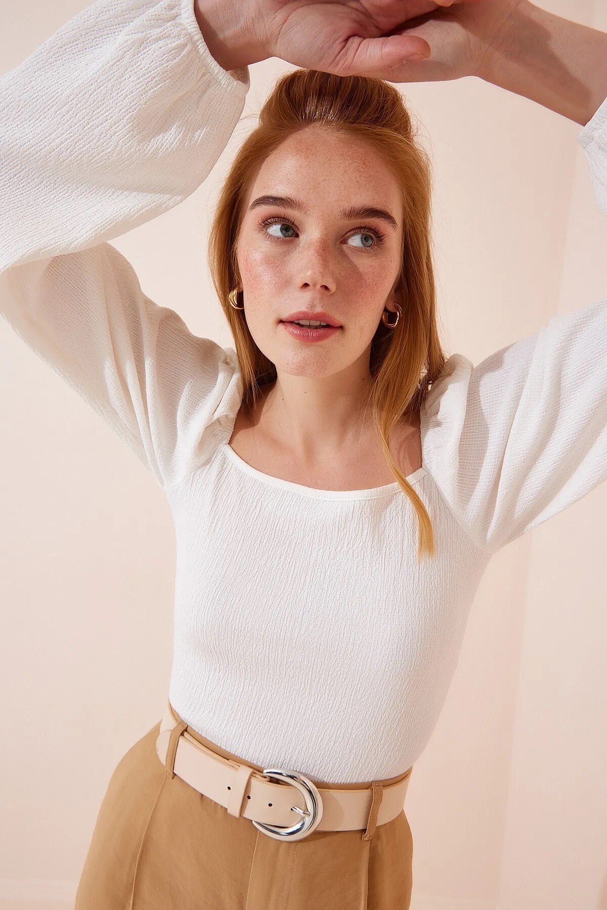 Kadın Ekru Balon Kol Dokulu Kare Yaka Trend Örme Bluz HZL23W-BD104651