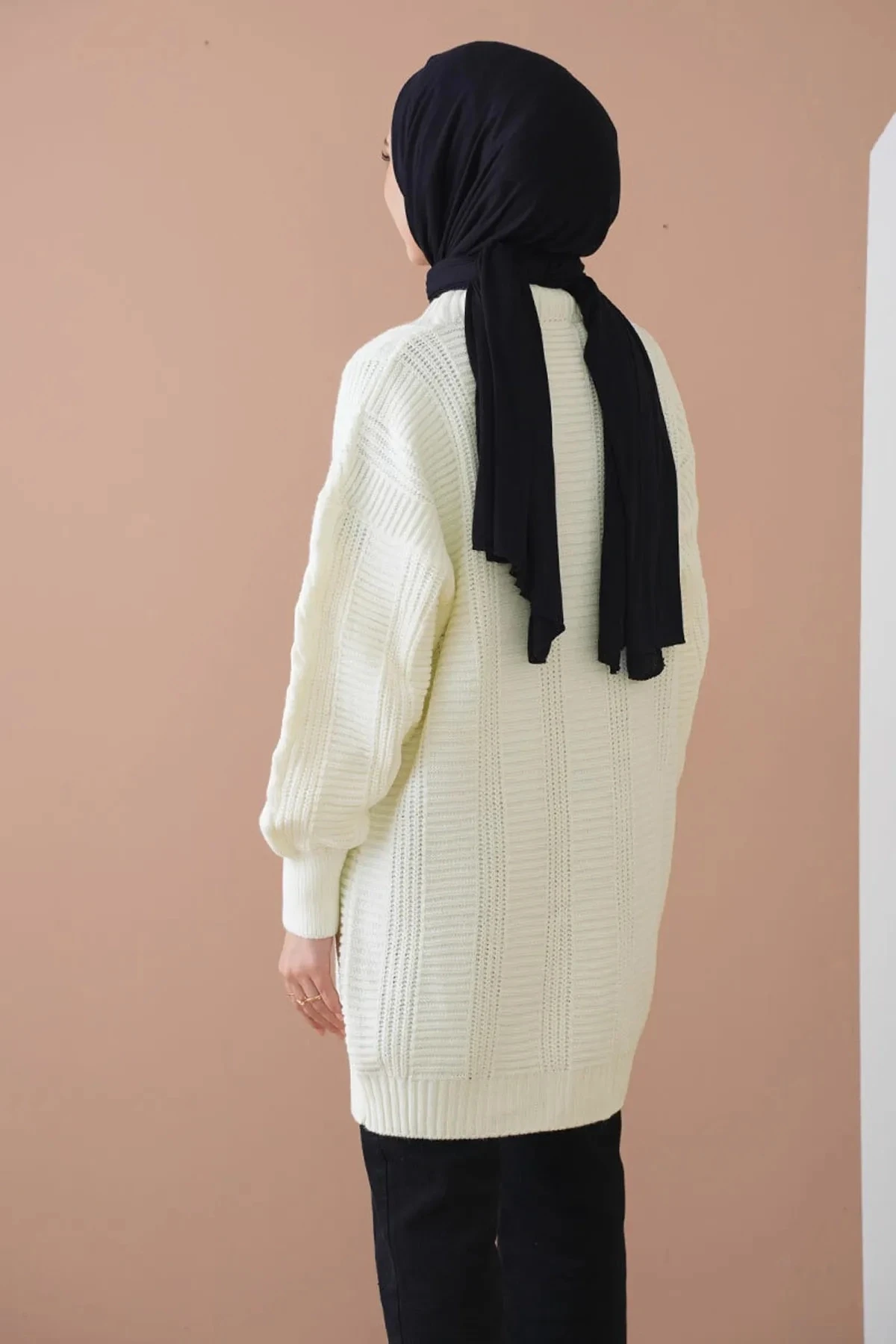 Kadın Tesettür Ekru Saç Örgü Desen Uzun Düğmeli Rahat Kesim Triko Hırka HZL24W-BD1100691