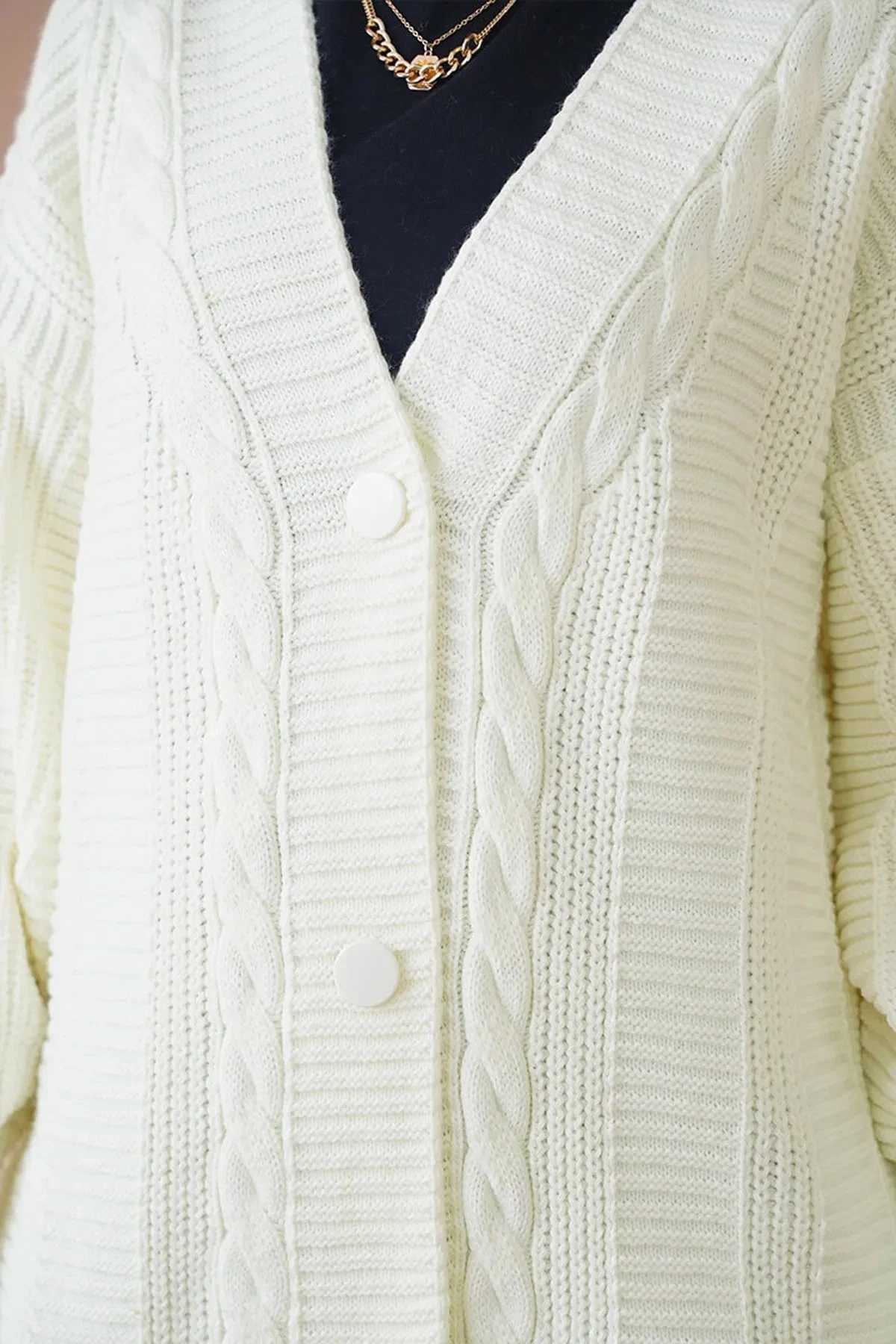 Kadın Tesettür Ekru Saç Örgü Desen Uzun Düğmeli Rahat Kesim Triko Hırka HZL24W-BD1100691