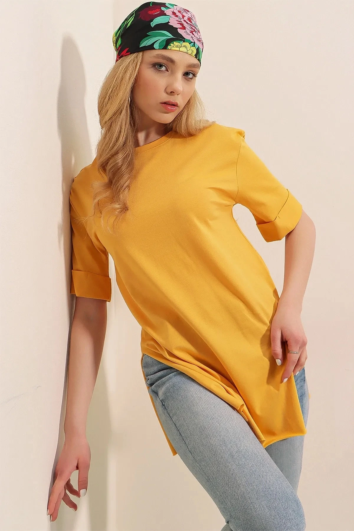 Kadın Hardal Bisiklet Yaka Yandan Yırtmaçlı Kolu Katlı Oversize Örme T-Shirt HZL22S-BD143251