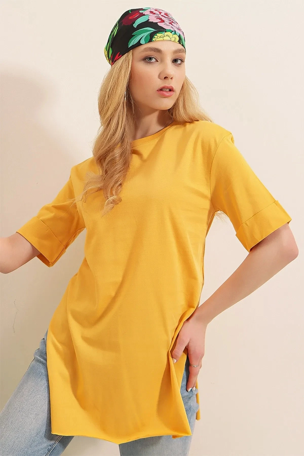 Kadın Hardal Bisiklet Yaka Yandan Yırtmaçlı Kolu Katlı Oversize Örme T-Shirt HZL22S-BD143251