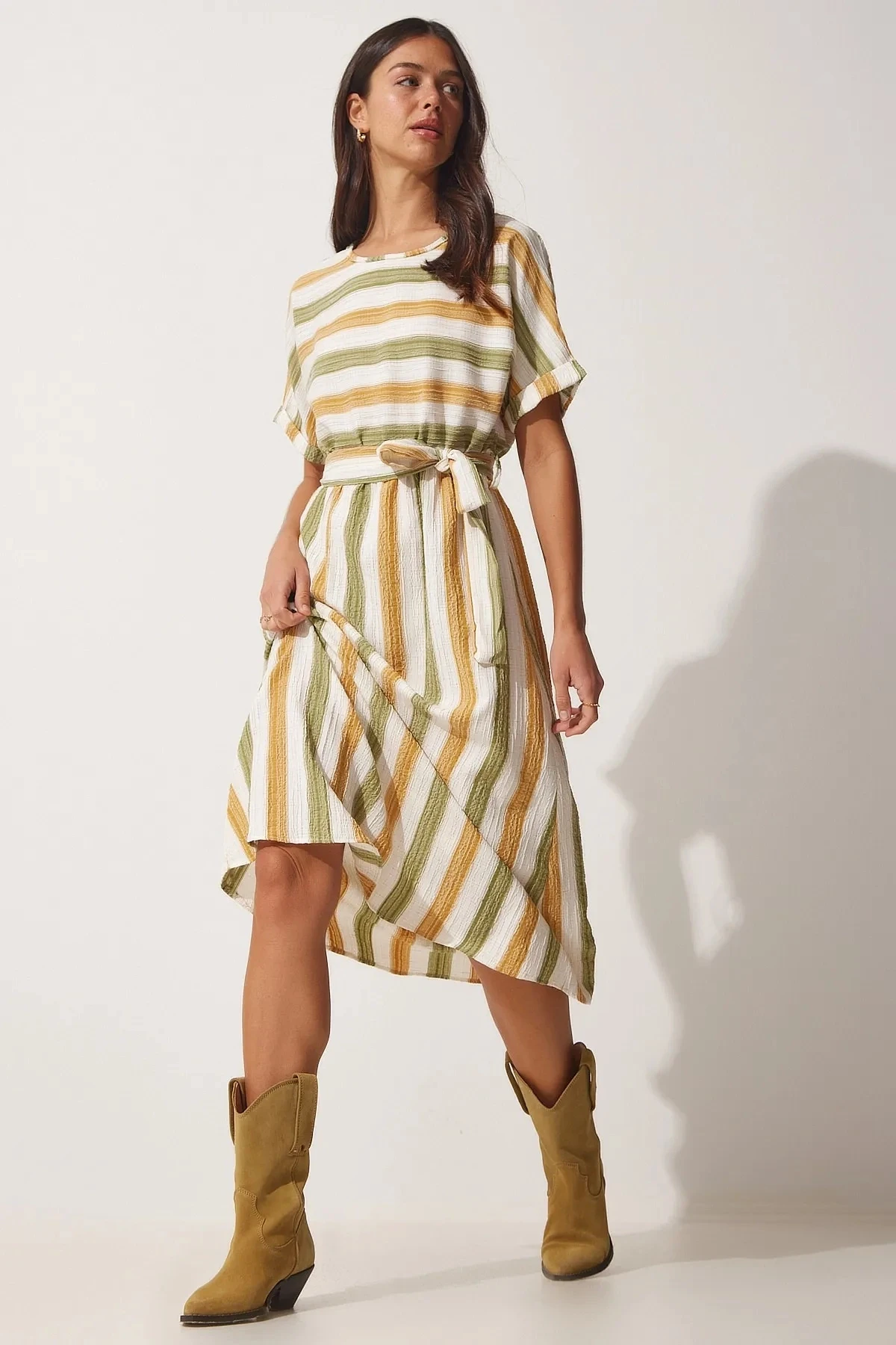Kadın Hardal Yeşil Ekru Çizgili Bisiklet Yaka Kuşaklı Yazlık Midi Elbise HZL23S-BD124241