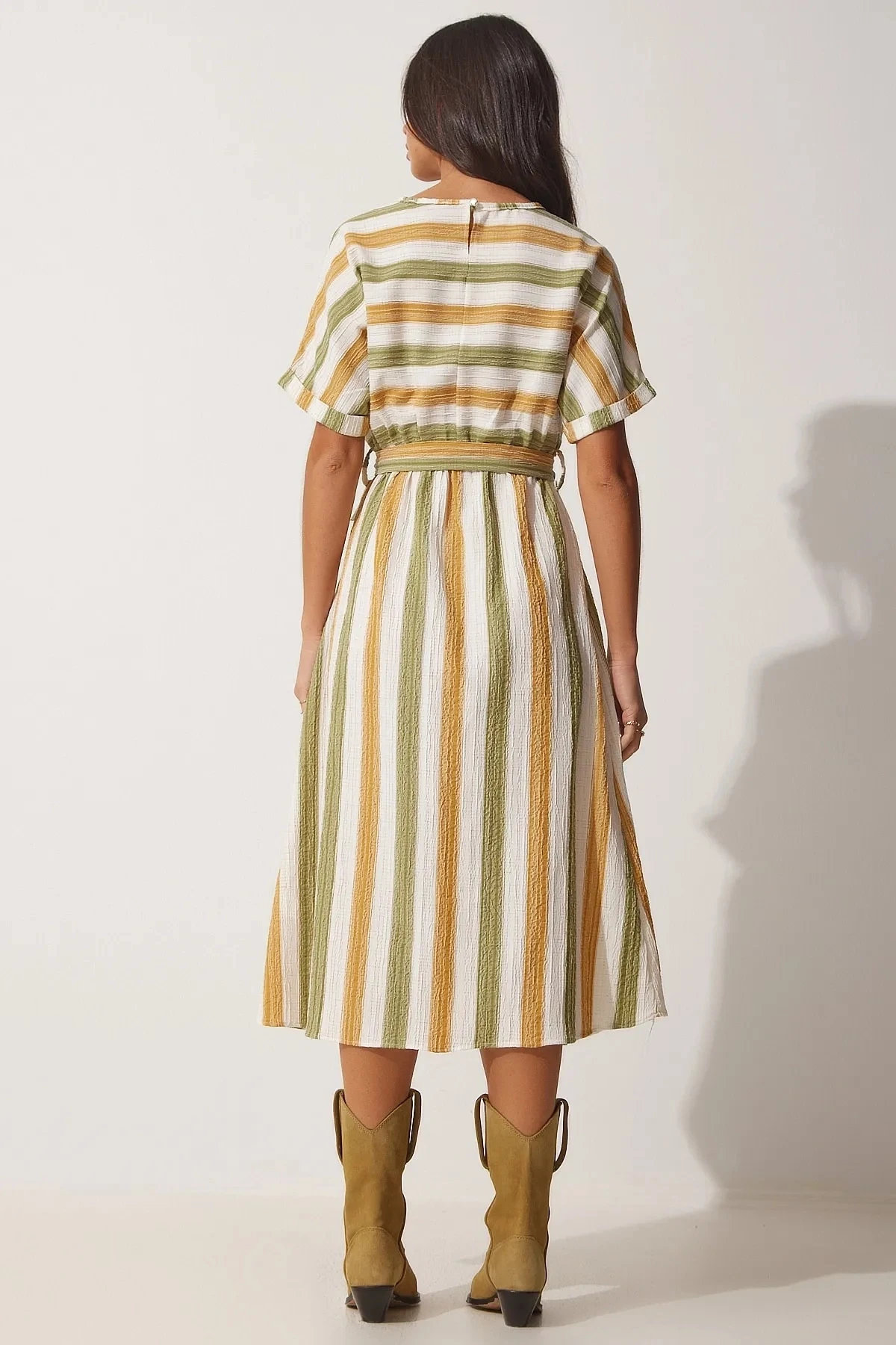 Kadın Hardal Yeşil Ekru Çizgili Bisiklet Yaka Kuşaklı Yazlık Midi Elbise HZL23S-BD124241
