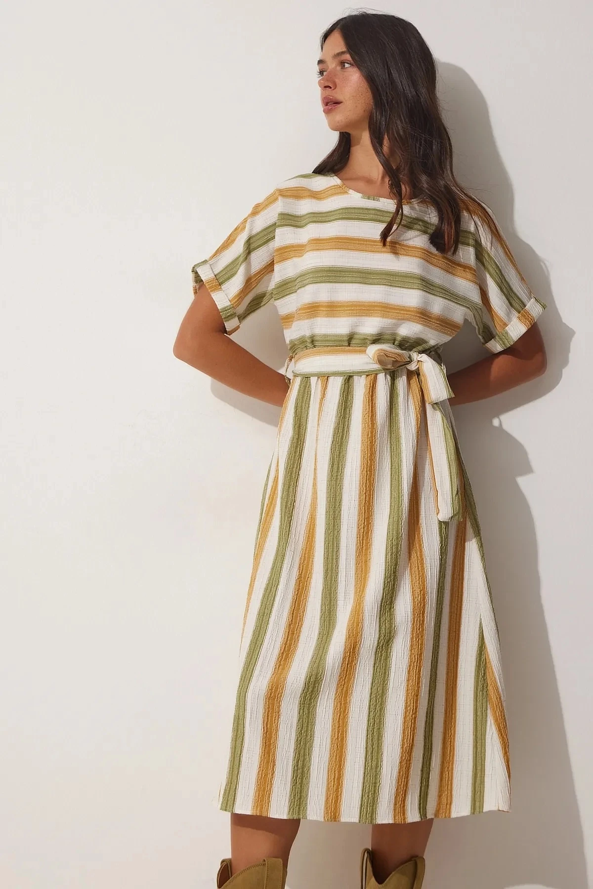 Kadın Hardal Yeşil Ekru Çizgili Bisiklet Yaka Kuşaklı Yazlık Midi Elbise HZL23S-BD124241