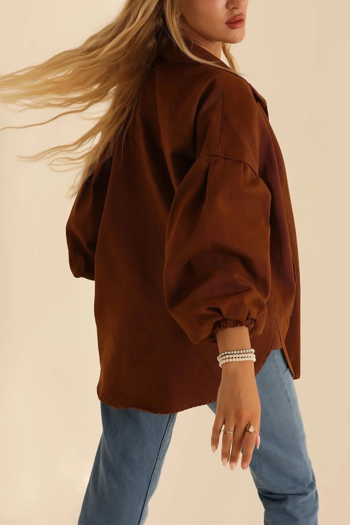 Kadın Kahverengi Oversize Gabardin Metal Düğmeli Bilekten lastikli Ceket HZL23W-BD106841