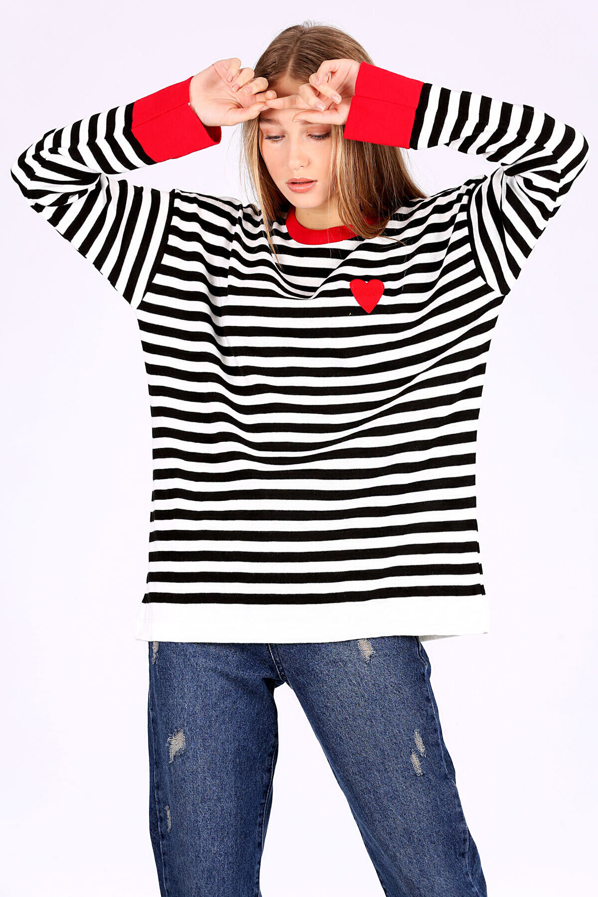 Kadın Kırmızı Beyaz Nakışlı Çizgili Oversize Triko Kazak HZL22W-BD1100521