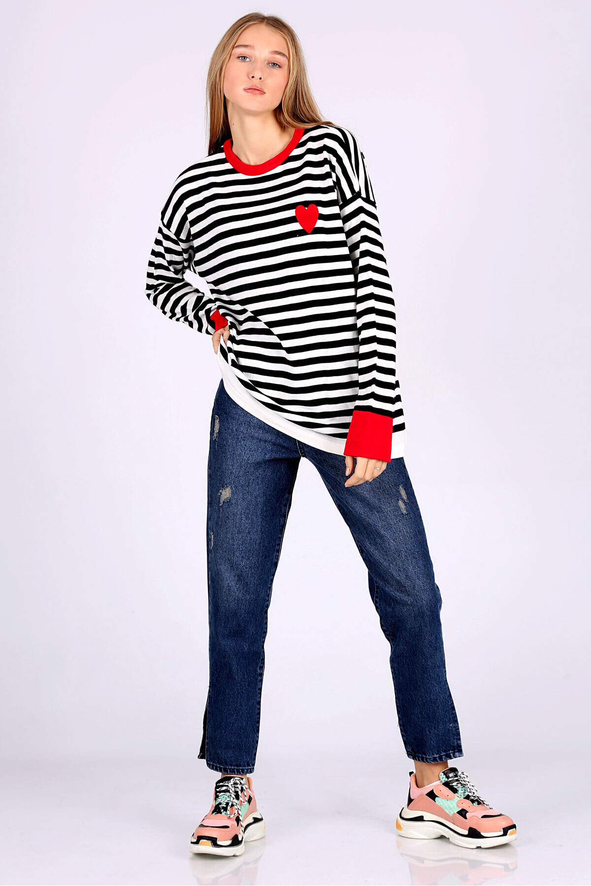 Kadın Kırmızı Beyaz Nakışlı Çizgili Oversize Triko Kazak HZL22W-BD1100521