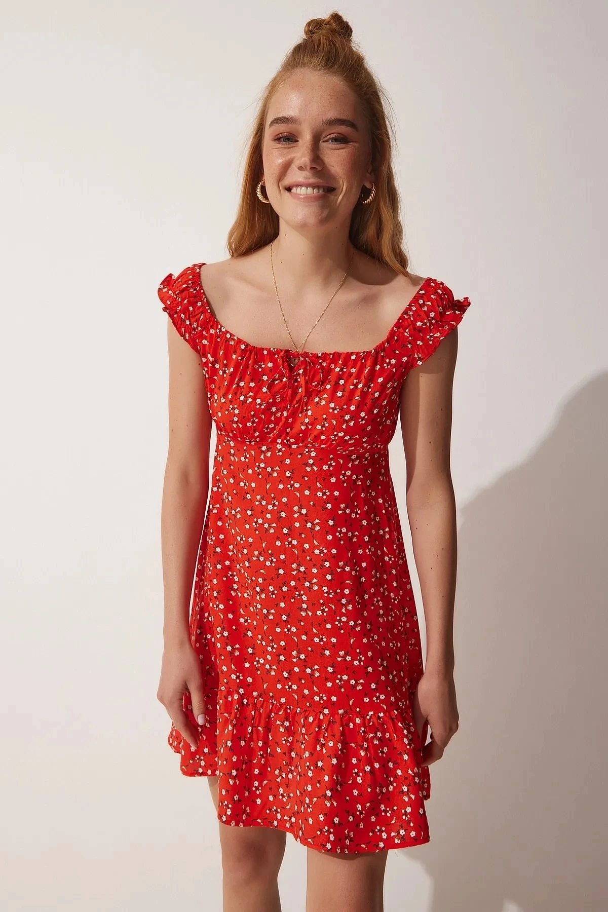 Kadın Kırmızı Çiçekli Carmen Yaka Yazlık Viskon Elbise HZL22S-BD124101