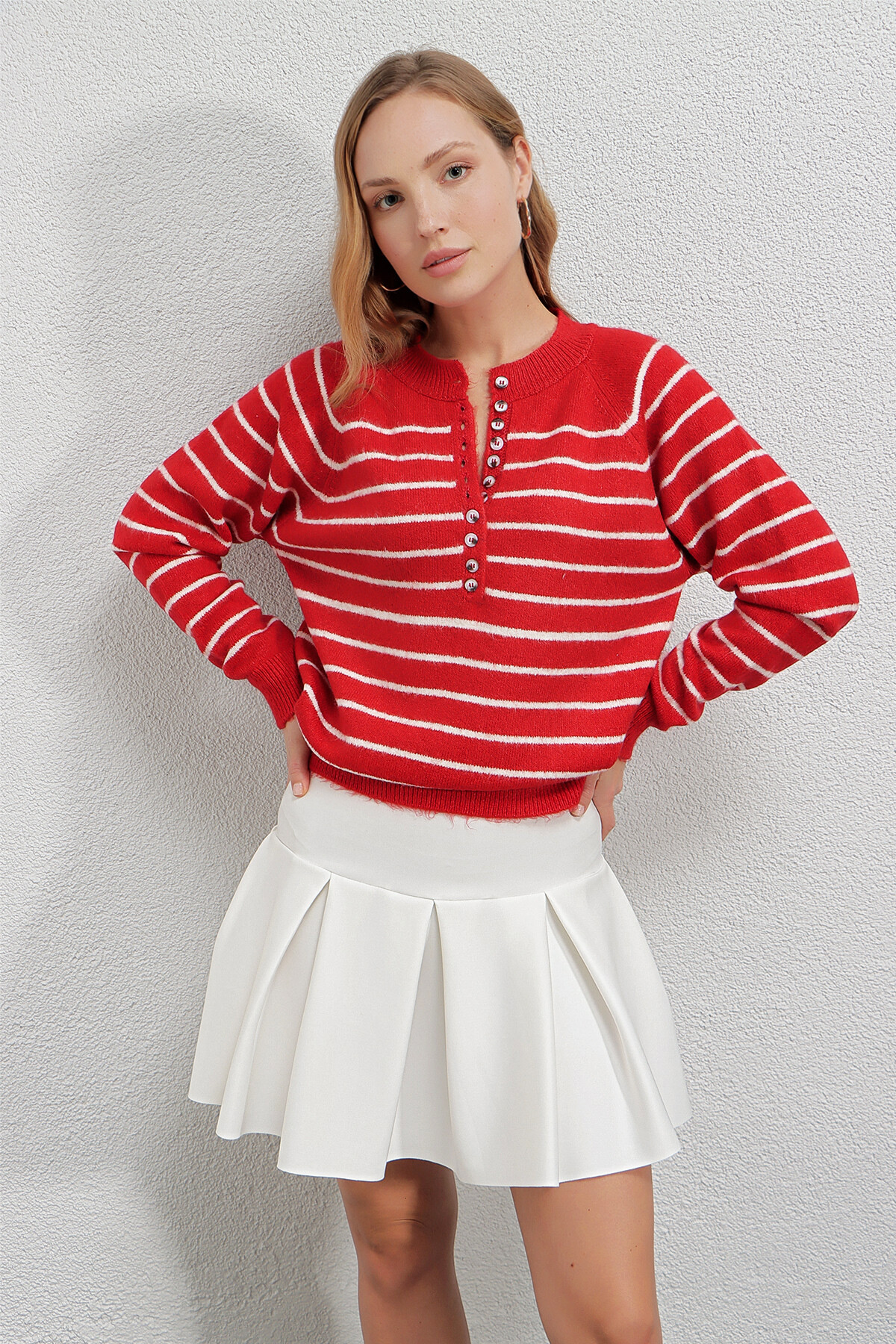 Kadın Kırmızı Hafif Balon Kol Çizgili Düğmeli Yaka Triko Kazak HZL23W-BD1101491
