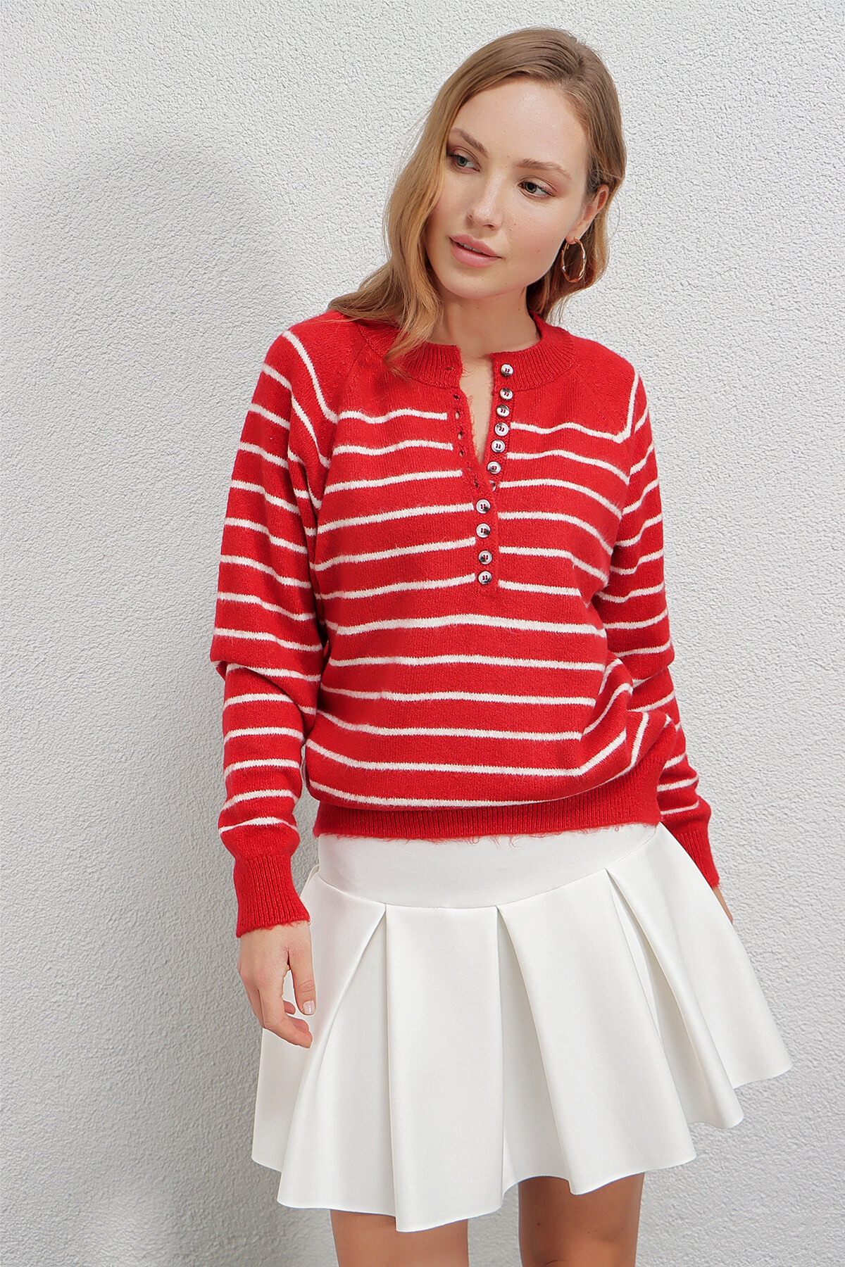 Kadın Kırmızı Hafif Balon Kol Çizgili Düğmeli Yaka Triko Kazak HZL23W-BD1101491