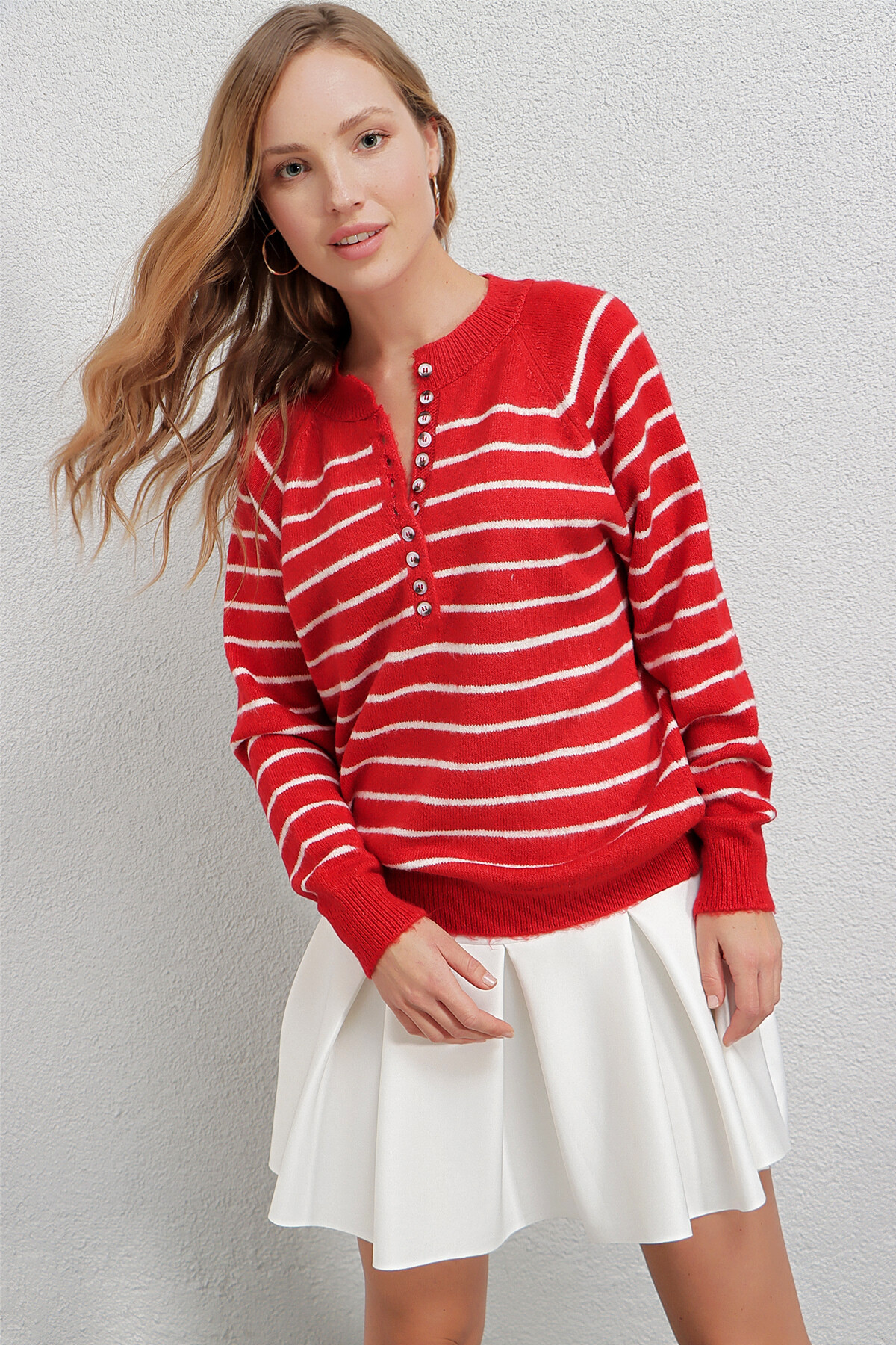 Kadın Kırmızı Hafif Balon Kol Çizgili Düğmeli Yaka Triko Kazak HZL23W-BD1101491