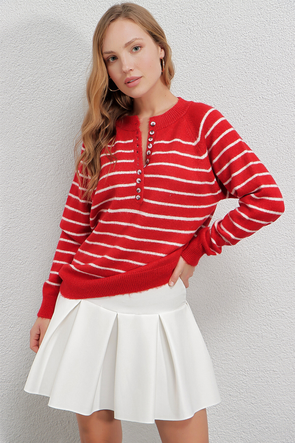 Kadın Kırmızı Hafif Balon Kol Çizgili Düğmeli Yaka Triko Kazak HZL23W-BD1101491