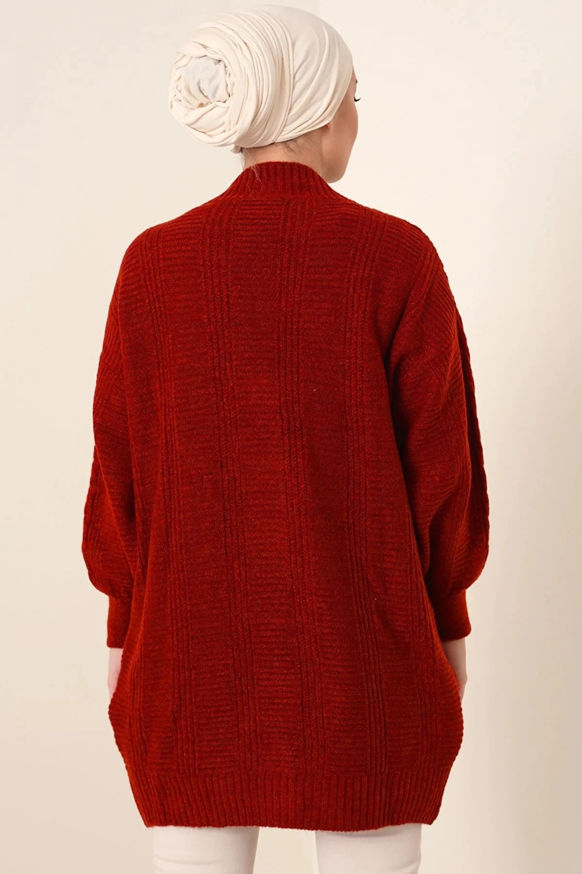 Kadın Tesettür Kırmızı Saç Örgü Desen Uzun Düğmeli Rahat Kesim Triko Hırka HZL24W-BD1100691