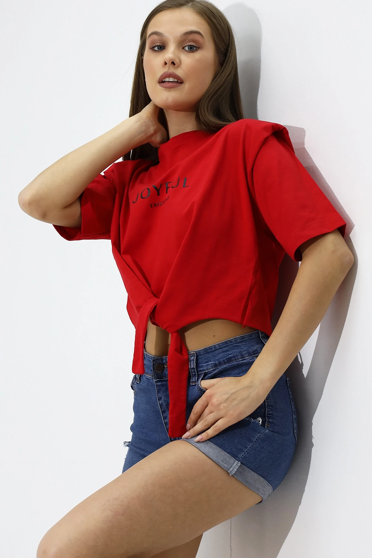 Kadın Kırmızı Yazı Baskılı Oversize Vatkalı  Bel Detay Örme T-Shirt  HZL23S-DSB120231