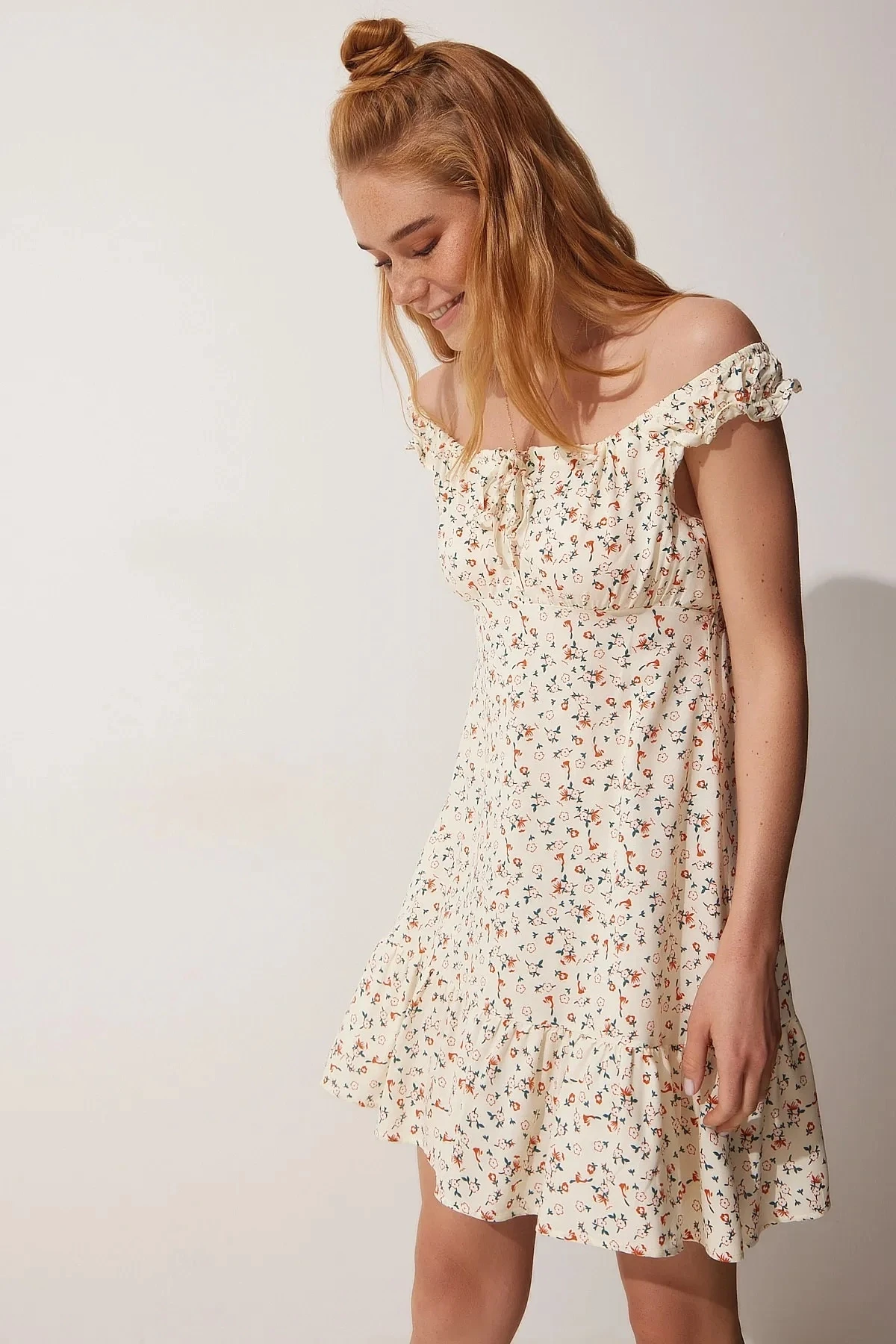 Kadın Krem Çiçekli Carmen Yaka Yazlık Viskon Elbise HZL22S-BD124101