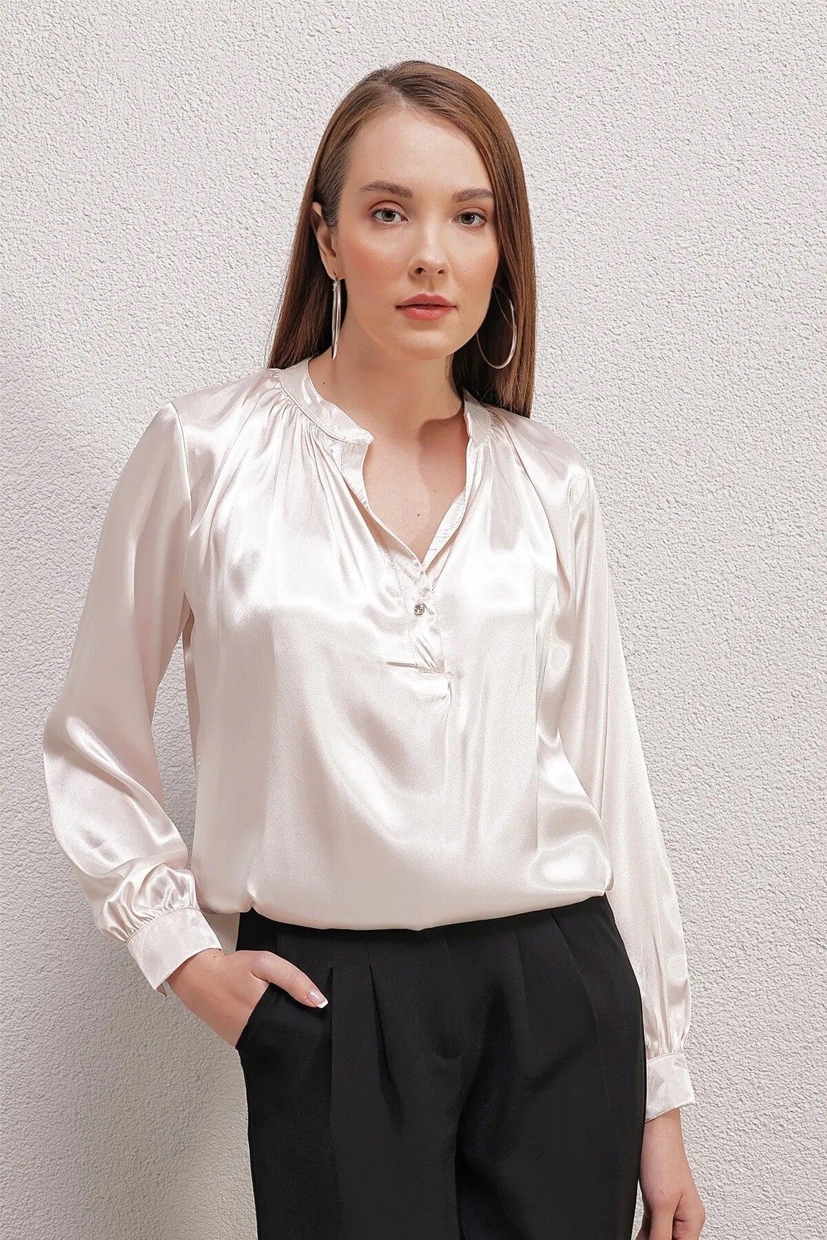 Kadın Krem Hakim Yaka Düğmeli Dökümlü Uzun Kollu Saten Bluz HZL23S-BD104471