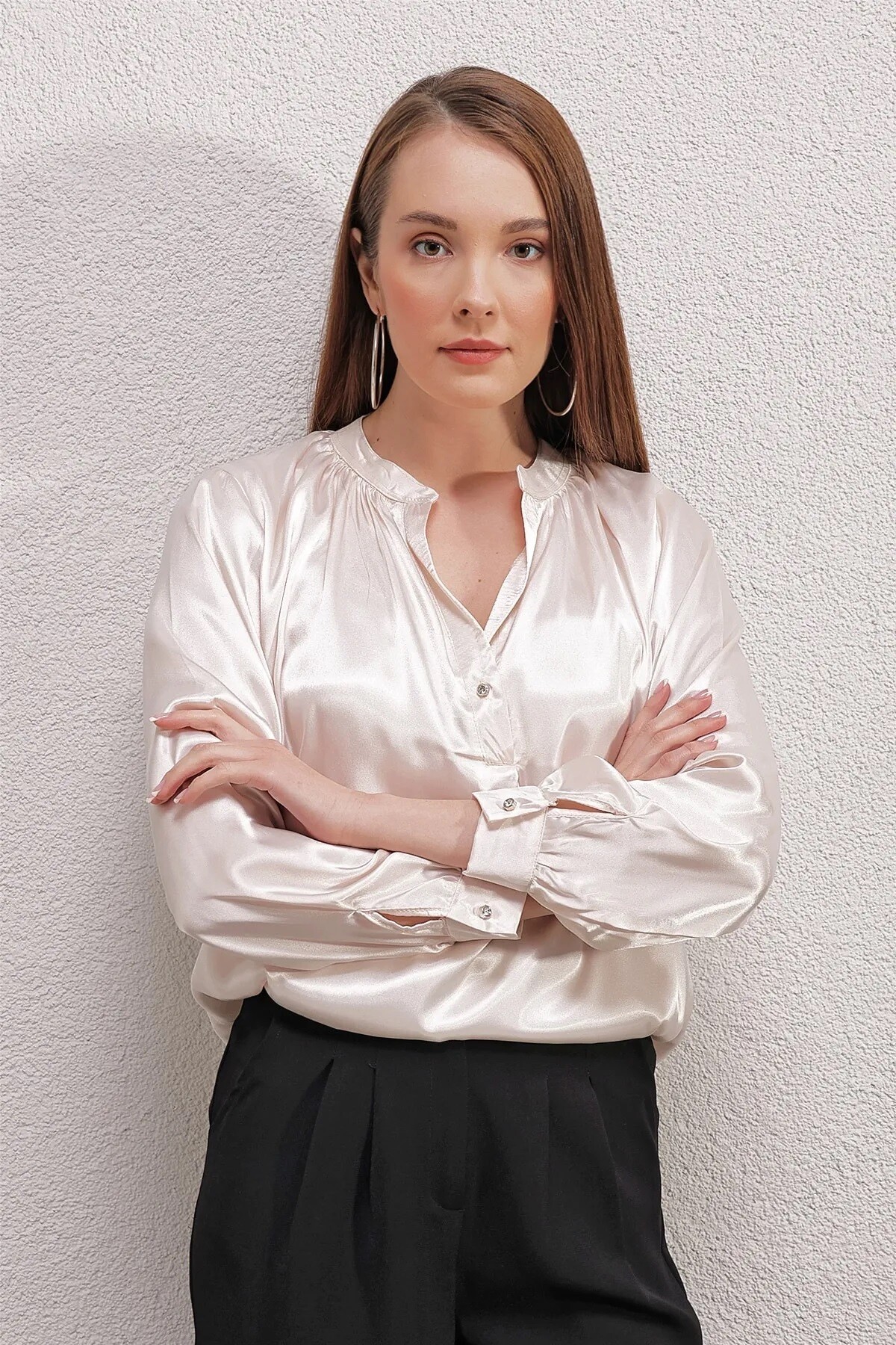 Kadın Krem Hakim Yaka Düğmeli Dökümlü Uzun Kollu Saten Bluz HZL23S-BD104471