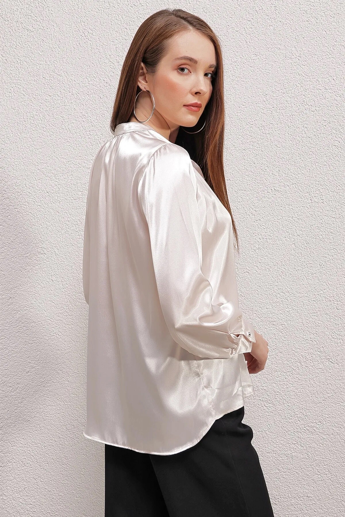 Kadın Krem Hakim Yaka Düğmeli Dökümlü Uzun Kollu Saten Bluz HZL23S-BD104471