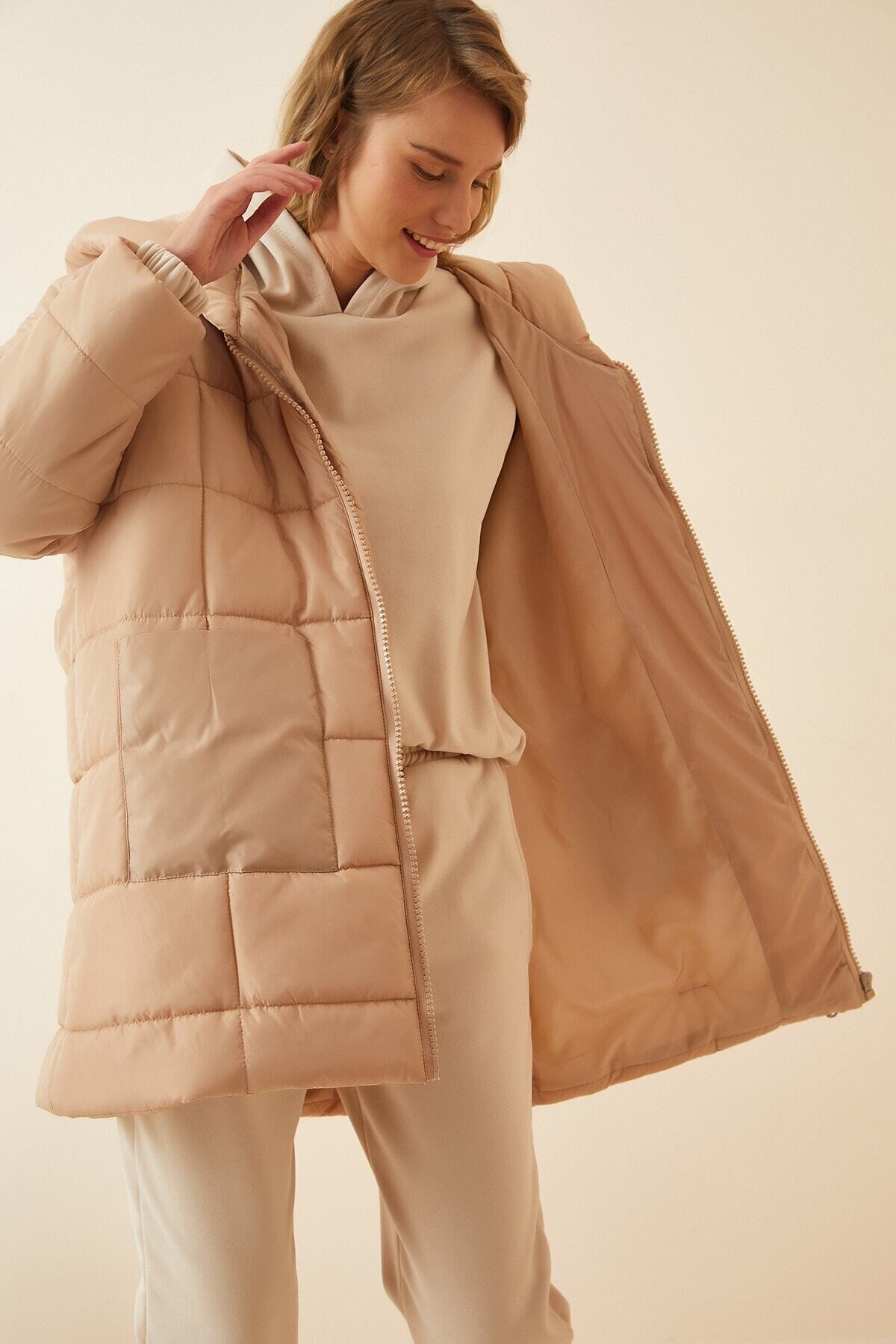 Kadın Krem Kaban Kapüşonlu Oversize Şişme Mont HZL22W-BD151301