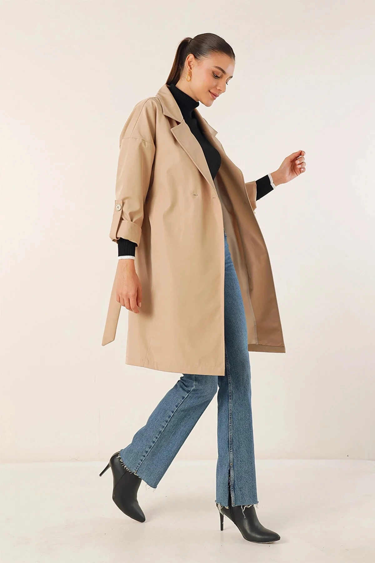 Kadın Krem Kuşaklı Cepli  Astarlı Kruvaze Yaka Kısa Trençkot HZL23W-BD191041