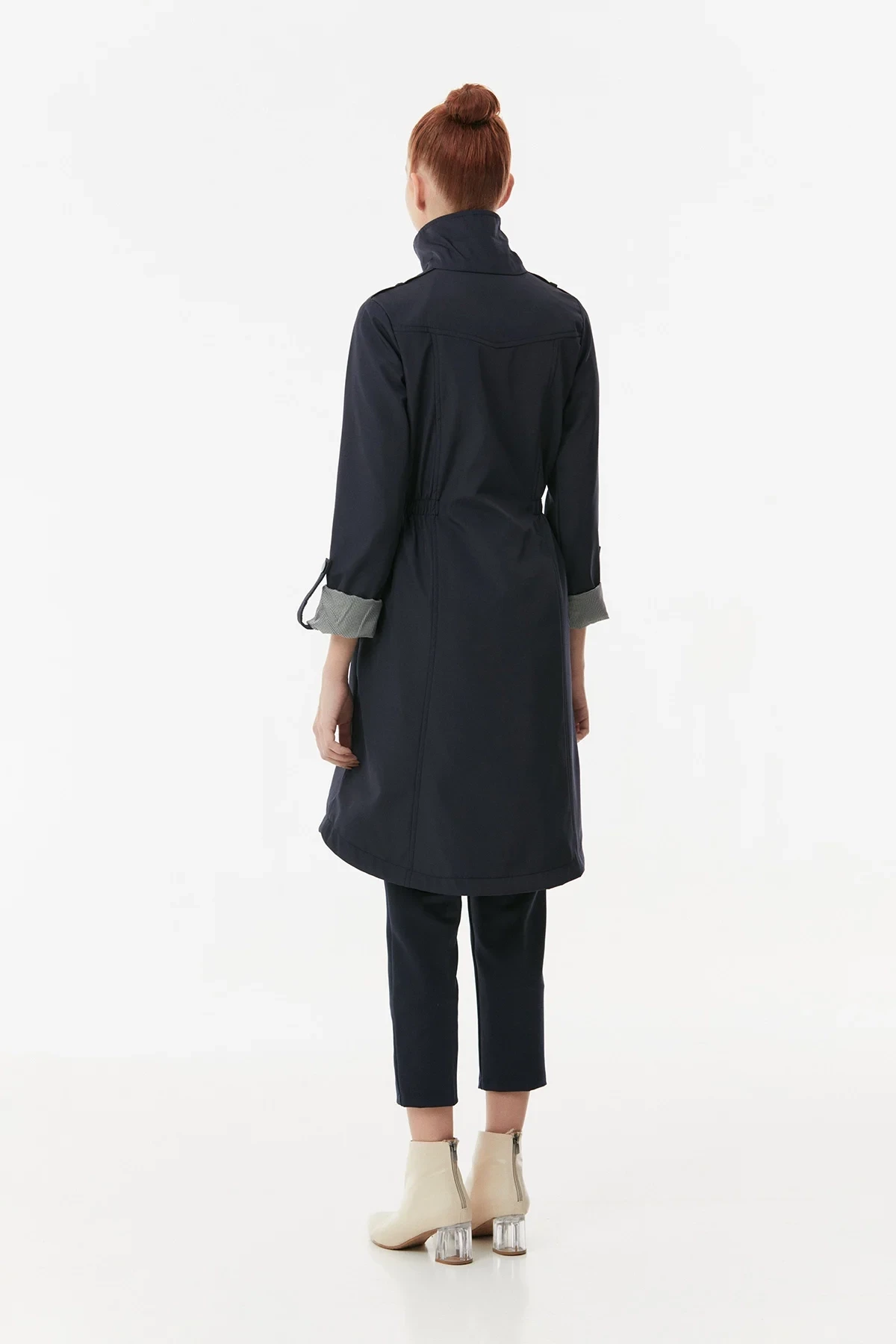 Kadın Lacivert Cep Detaylı Beli Büzgülü Astarlı Uzun Trençkot HZL23W-BD158081