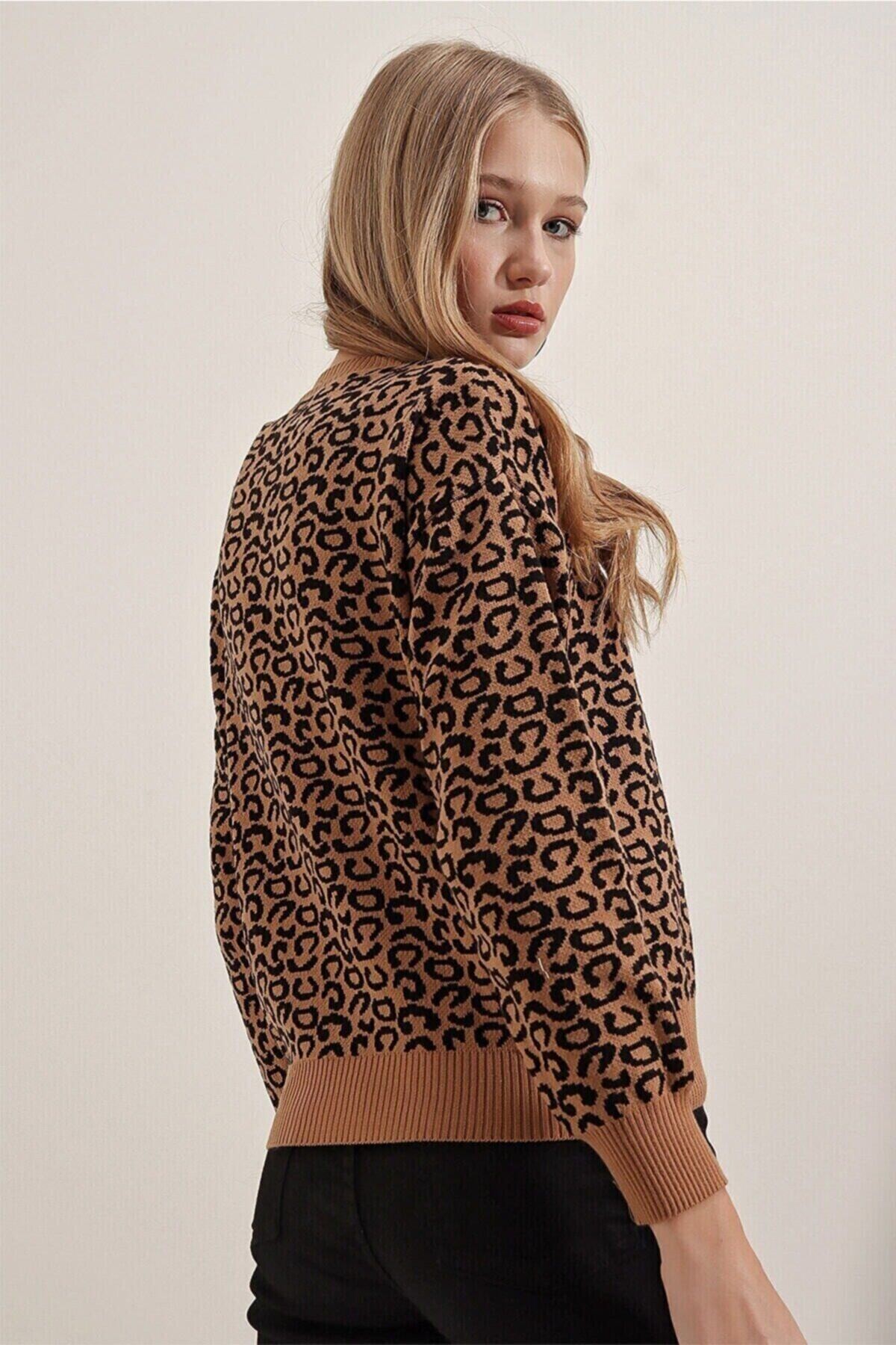 Kadın Leopar Desenli Triko Kazak HZL22W-BD1100601
