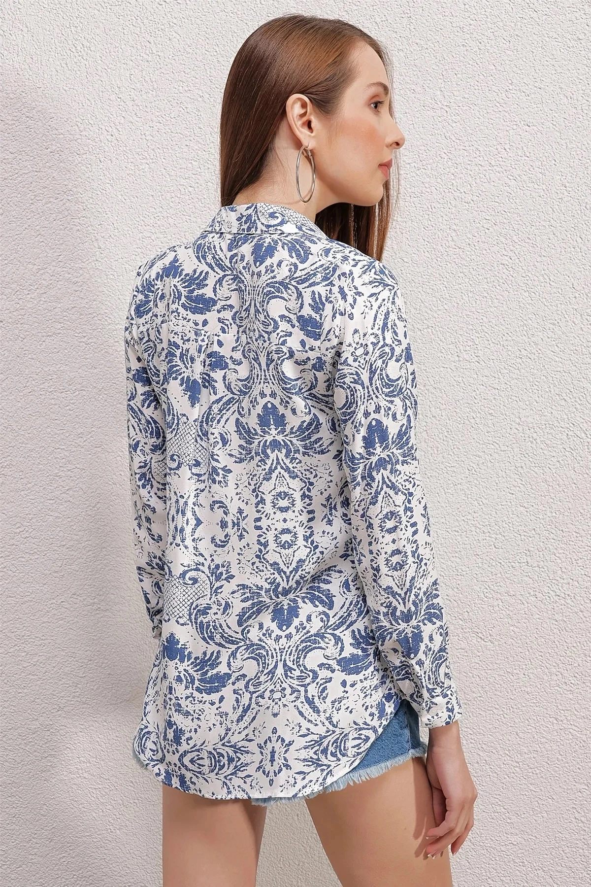 Kadın Mavi Beyaz Grafiti Desenli Fit Viskon Gömlek HZL23W-BD137851