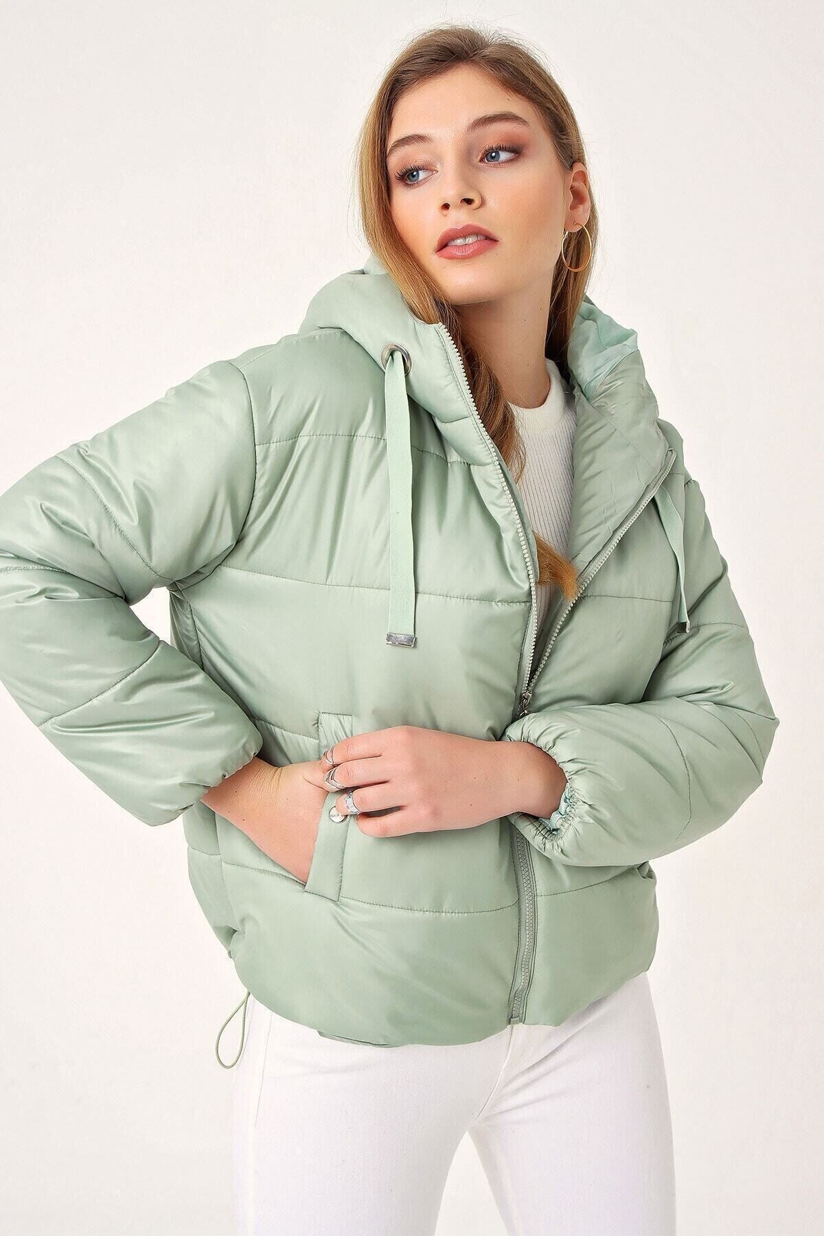 Kadın Mint Yeşil Kapüşonlu Bel Büzgülü Şişme Mont HZL22W-BD151171