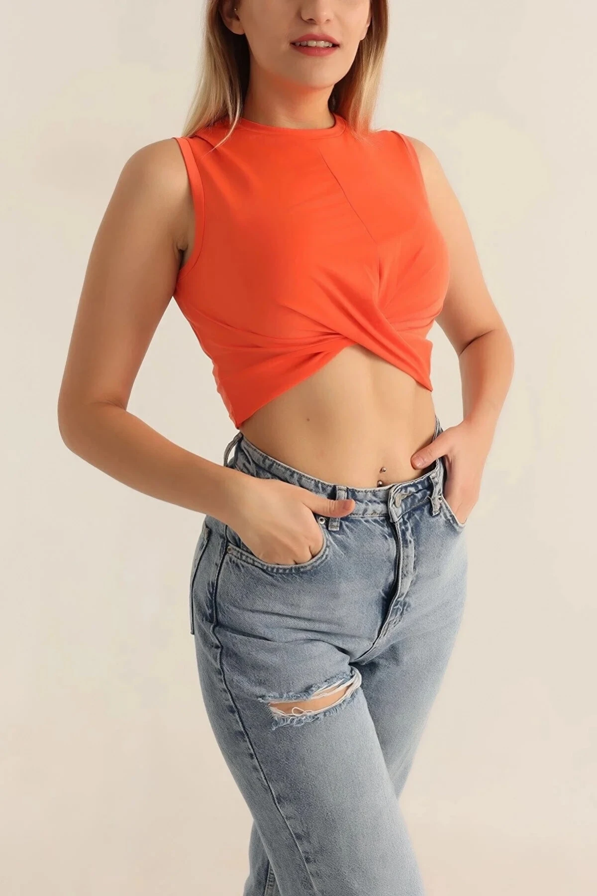 Kadın Oranj Önü Düğümlü Bisiklet Yaka Sıfır Kol Likralı Crop Bluz HZL23S-SND120181