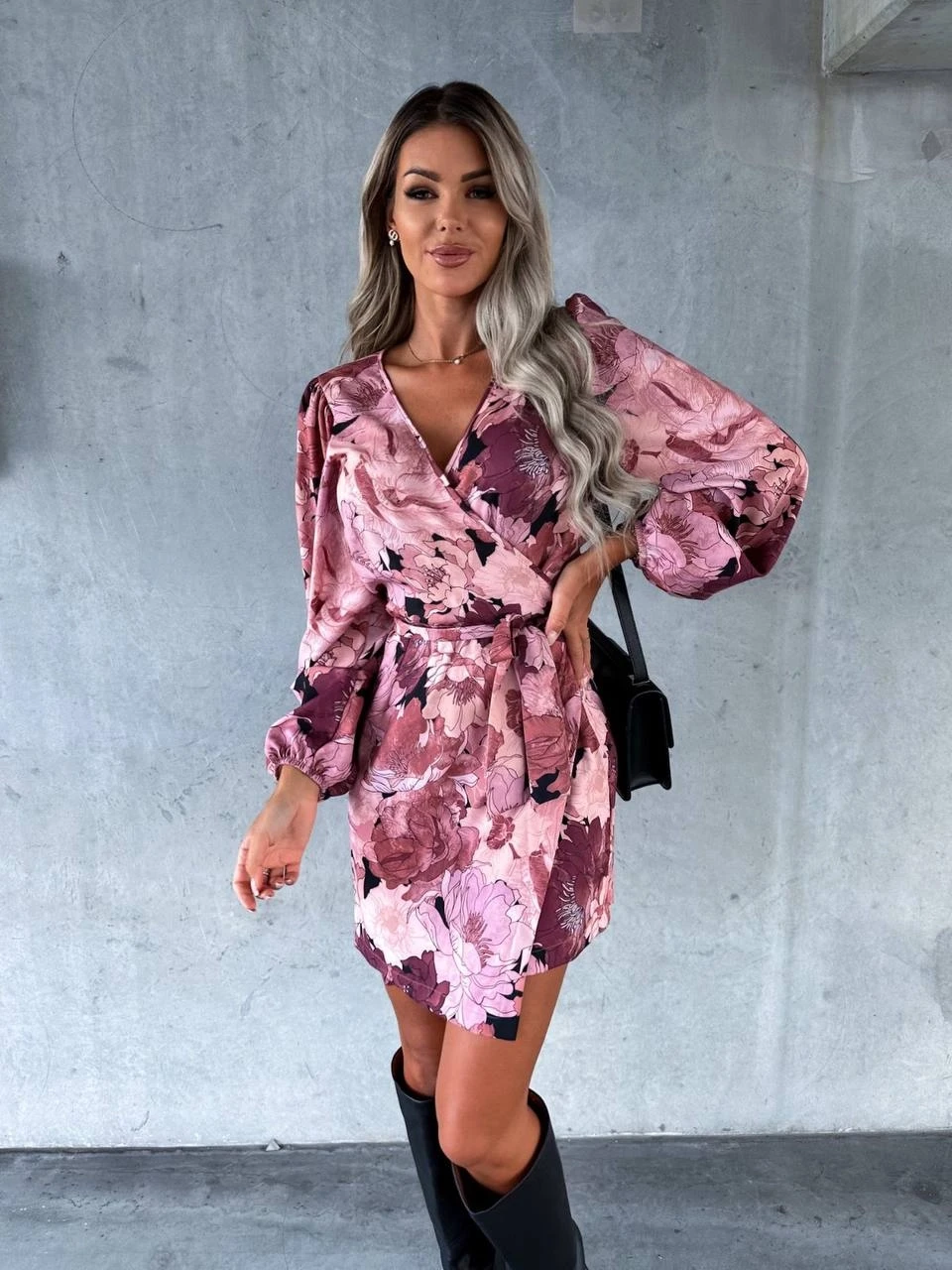 Kadın Pembe Çiçekli Beli Lastikli Ve Kuşaklı V Yaka Elbise HZL24S-BD121301