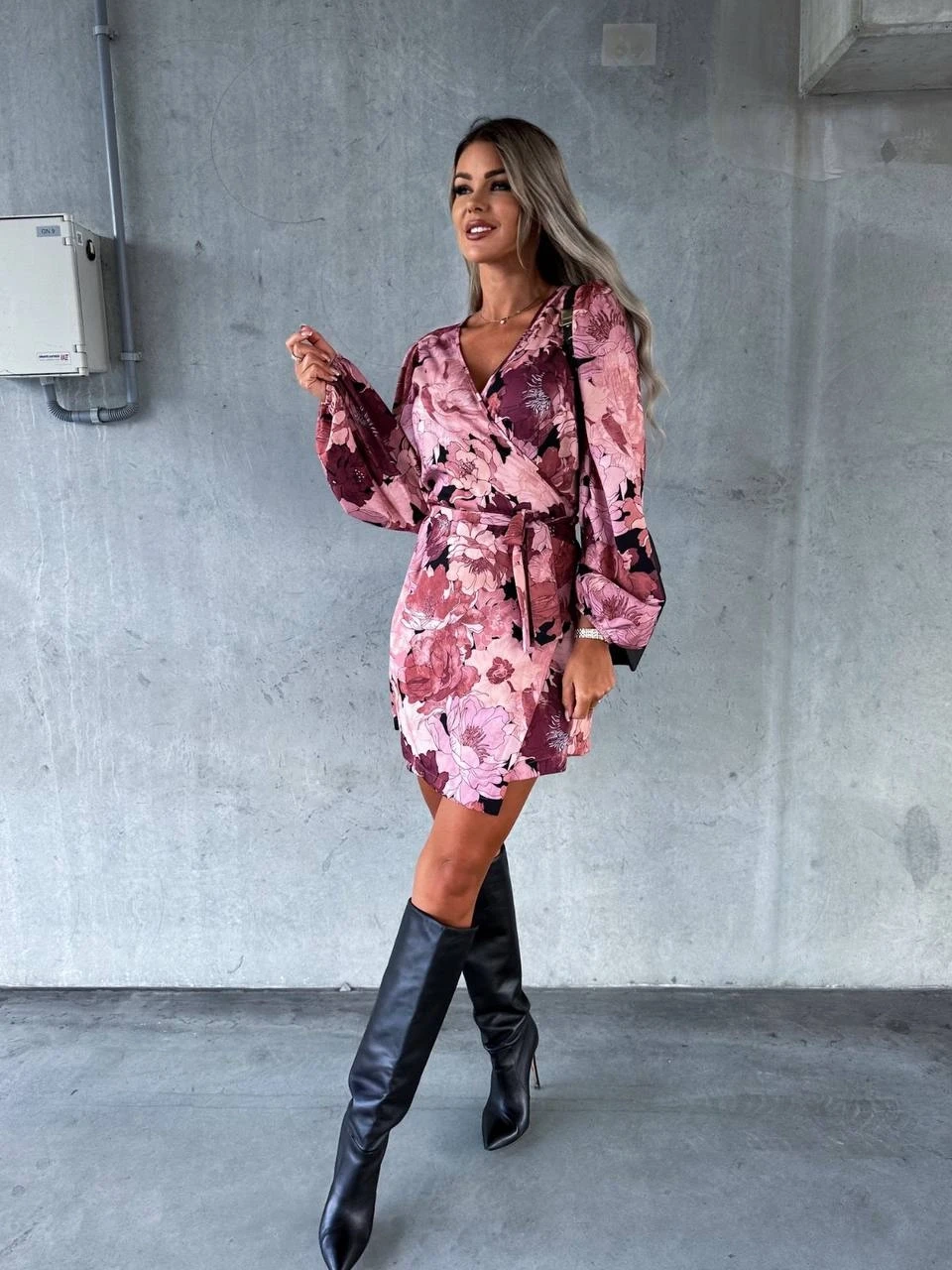 Kadın Pembe Çiçekli Beli Lastikli Ve Kuşaklı V Yaka Elbise HZL24S-BD121301