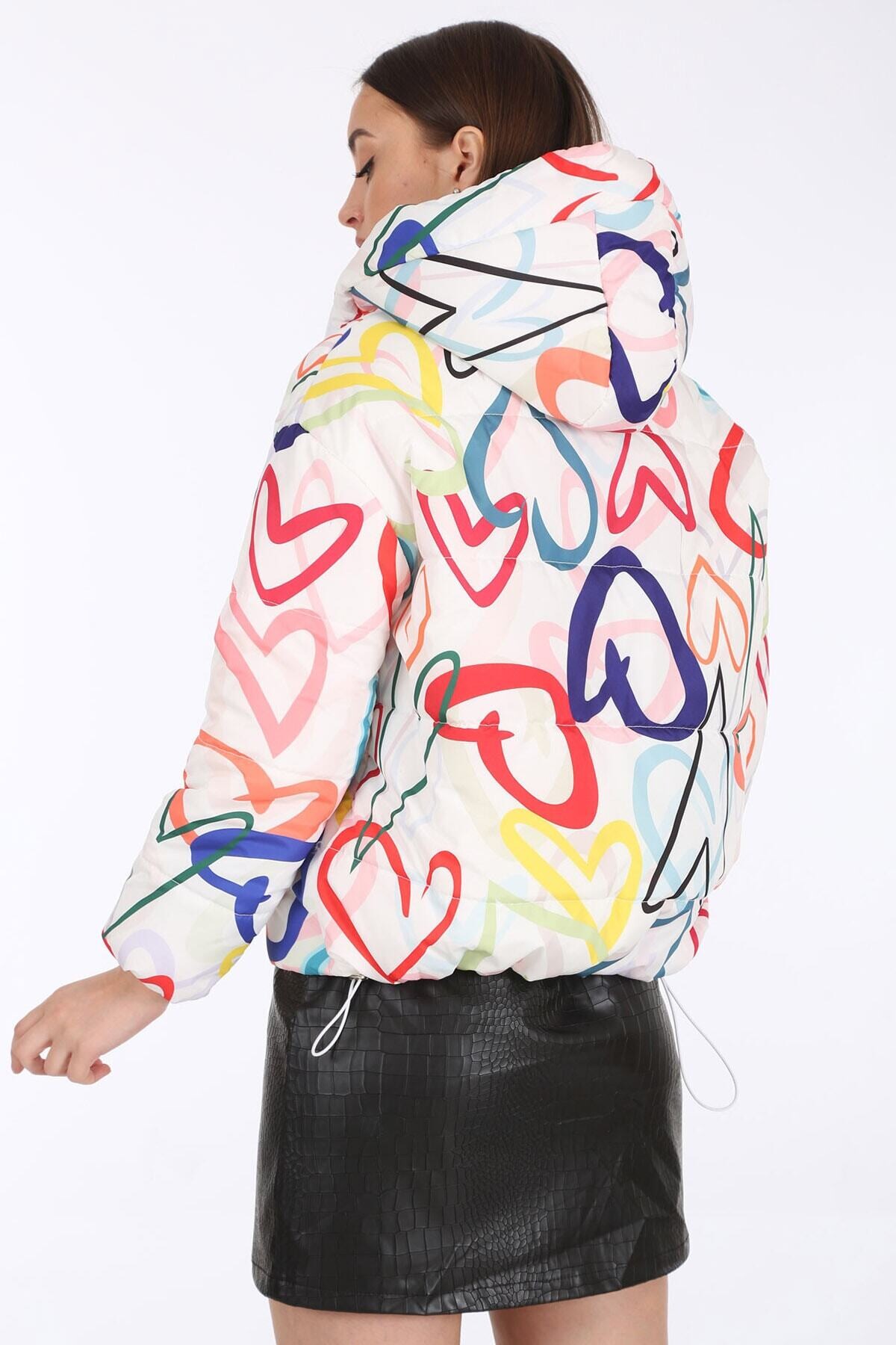 Kadın Renkli Kalp Desenli Bel Büzgülü Kapüşonlu Şişme Mont HZL22W-BD151251