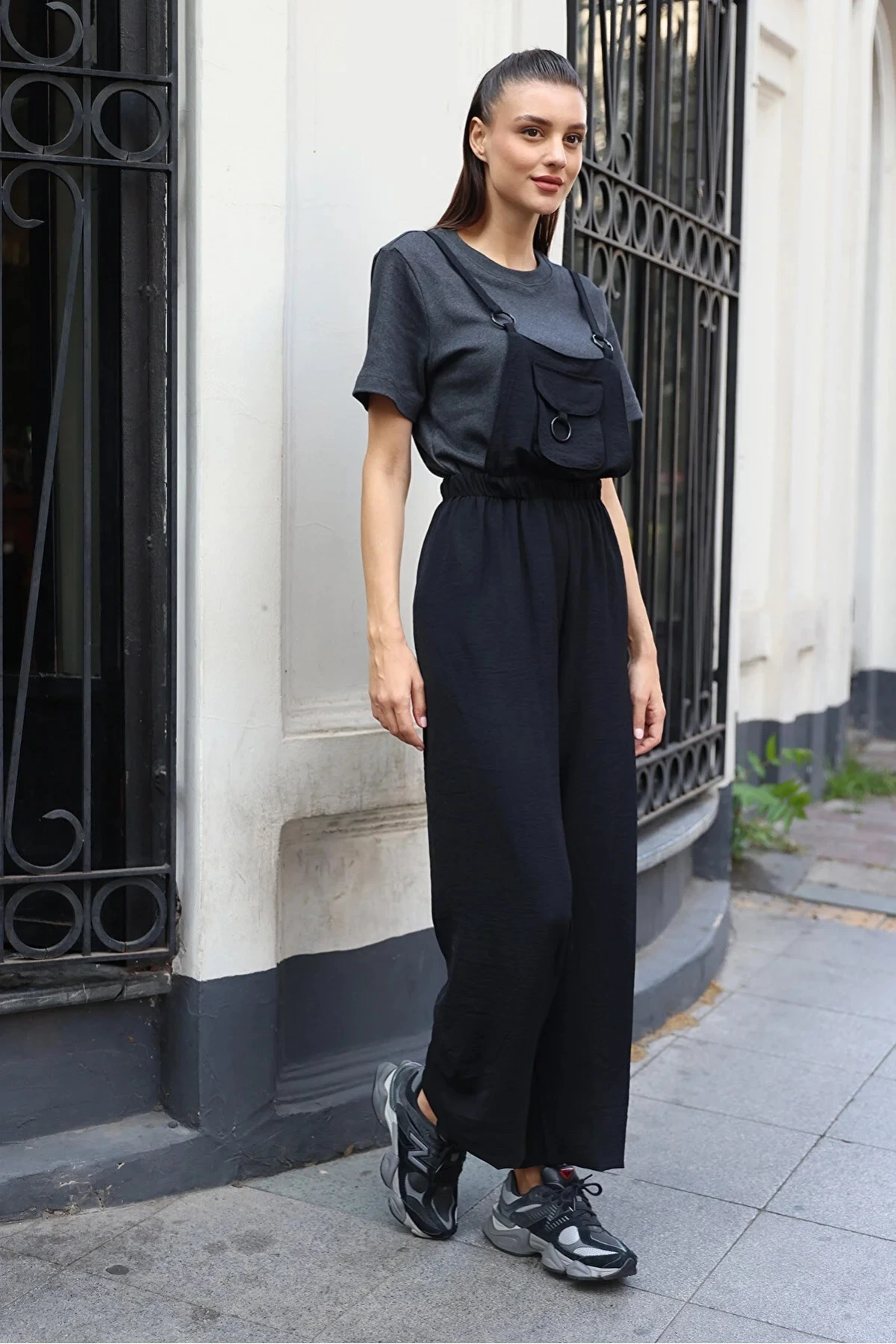 Kadın Siyah Ayarlanabilir Askılı Önden Cepli Halka Detaylı Bol Paça Bahçıvan Tulum HZL24S-BD170231