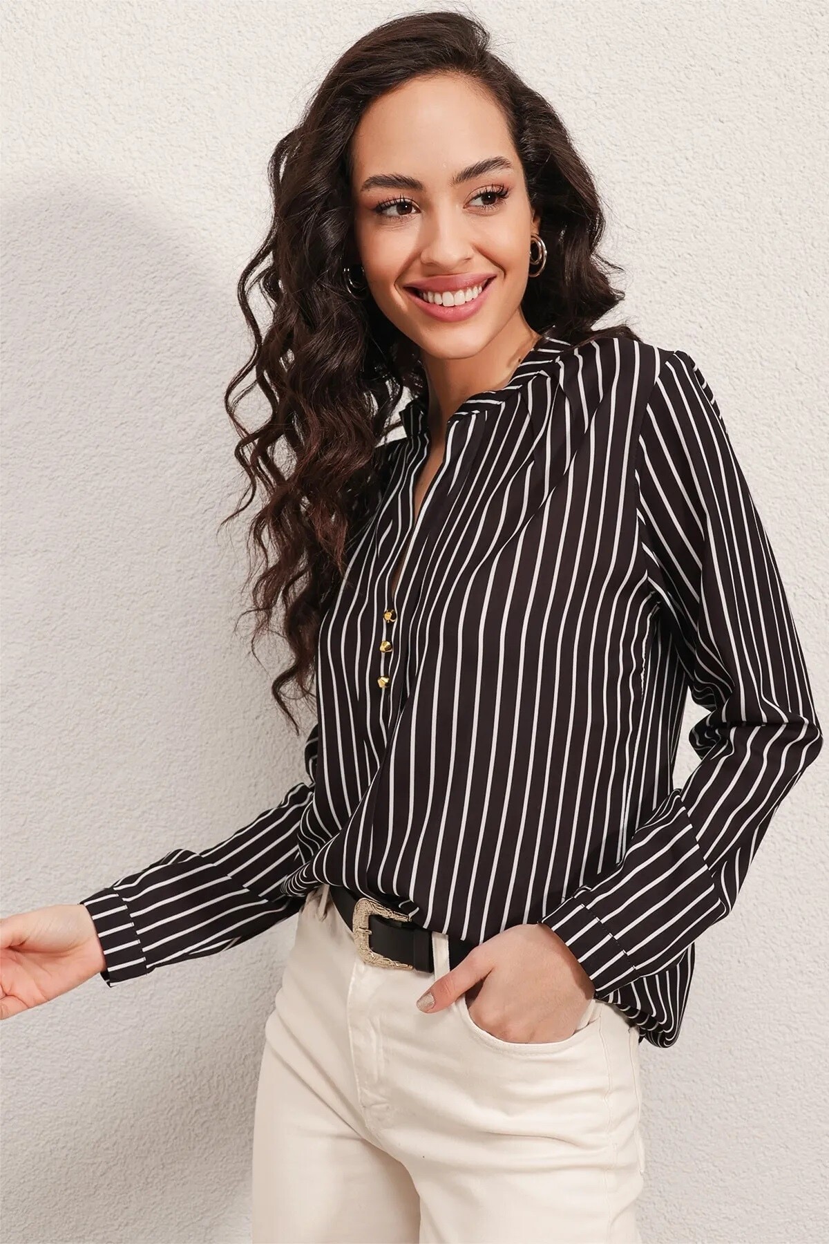 Kadın Siyah Beyaz Çizgili Düğme Detaylı Hakim Yaka Dökümlü Dokuma Bluz HZL23S-BD104201