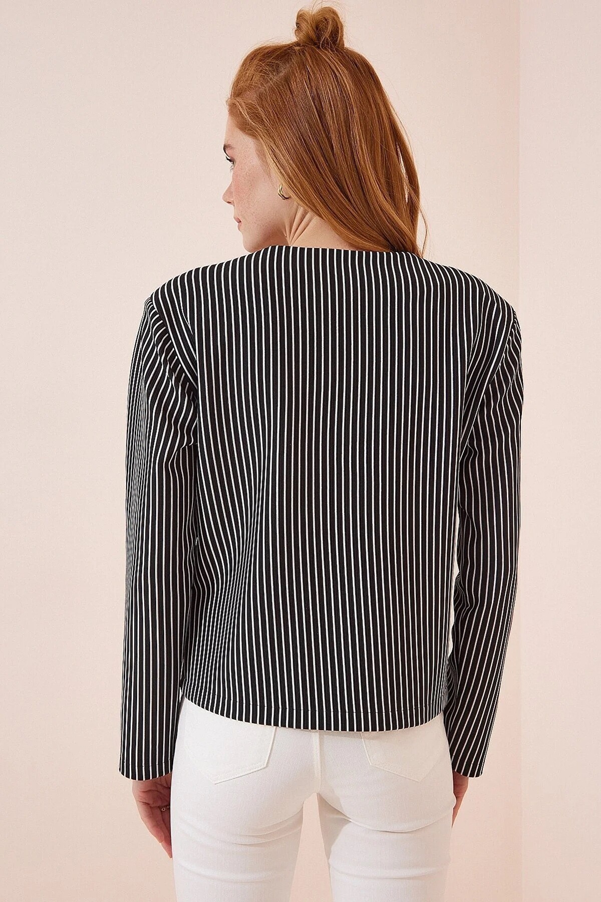 Kadın Siyah Beyaz Çizgili Düğmeli Sıfır Yaka Örme Ceket HZL23S-BD106811