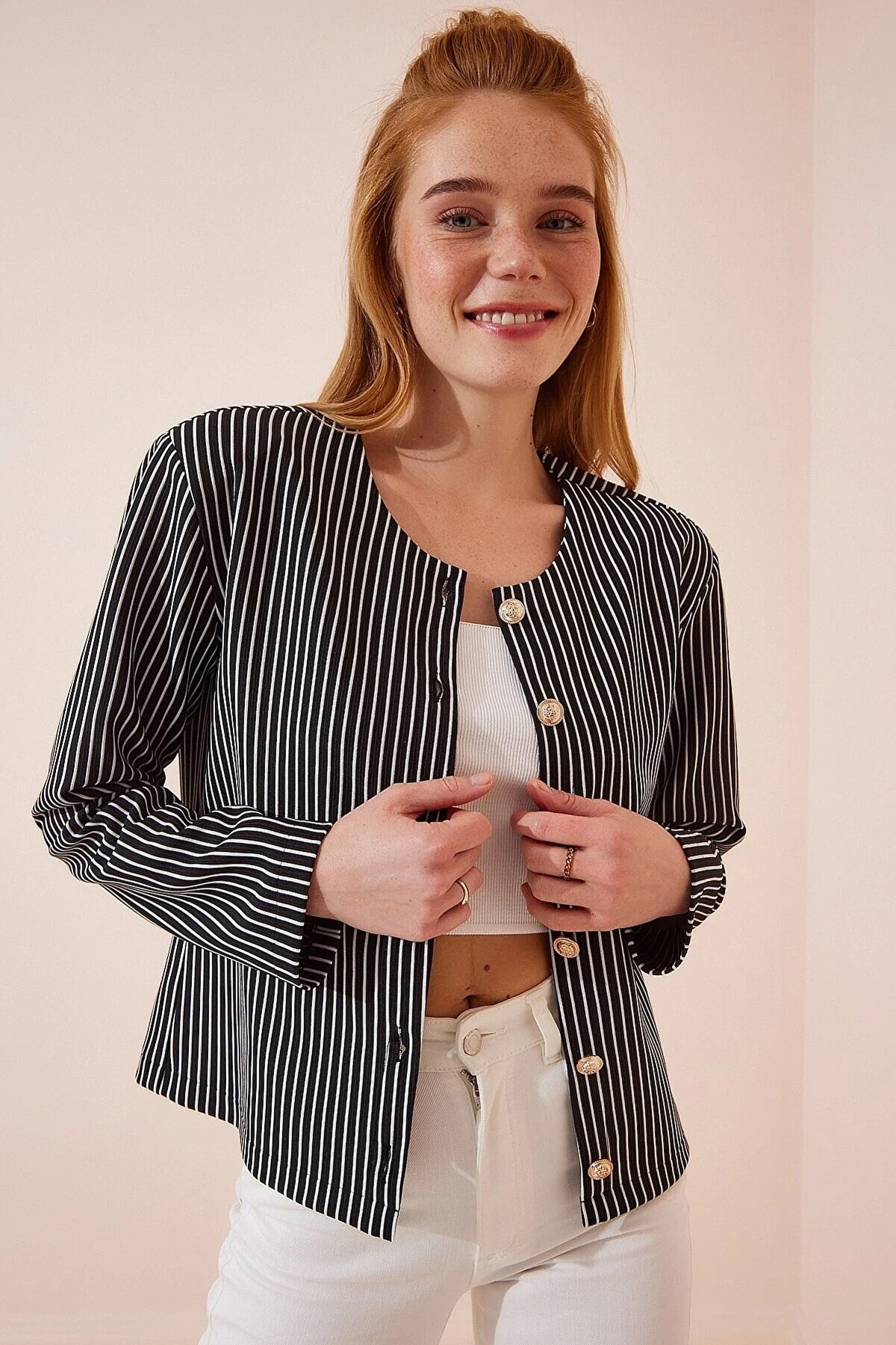 Kadın Siyah Beyaz Çizgili Düğmeli Sıfır Yaka Örme Ceket HZL23S-BD106811