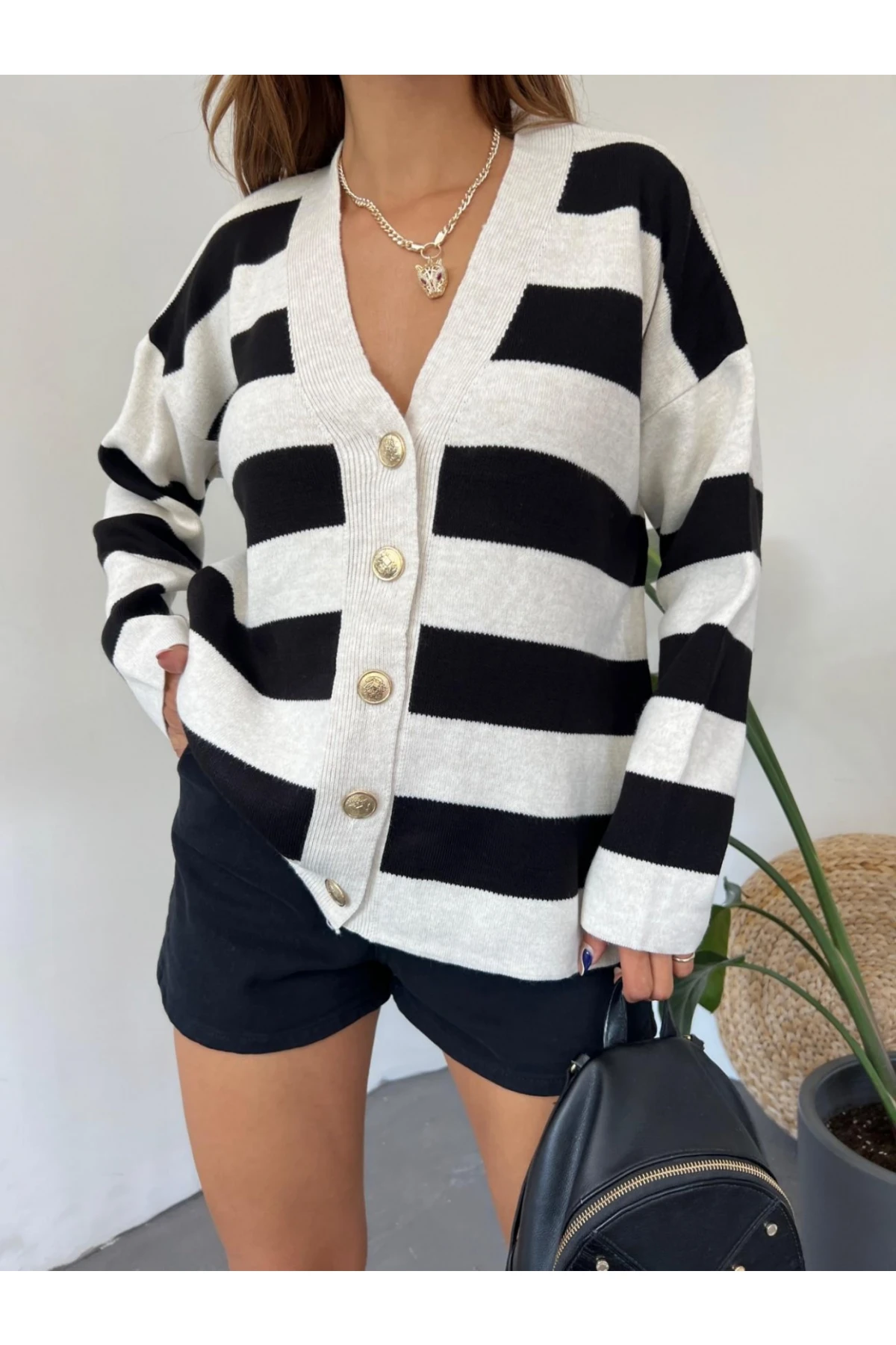 Kadın Siyah Beyaz Çizgili Önden Düğmeli V Yaka Triko Hırka HZL24W-BD1102121