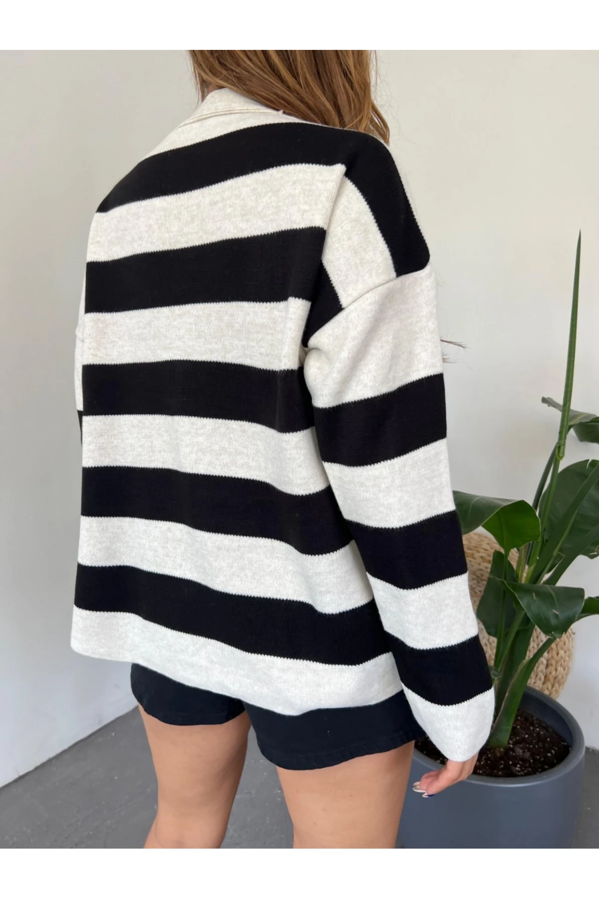 Kadın Siyah Beyaz Çizgili Önden Düğmeli V Yaka Triko Hırka HZL24W-BD1102121