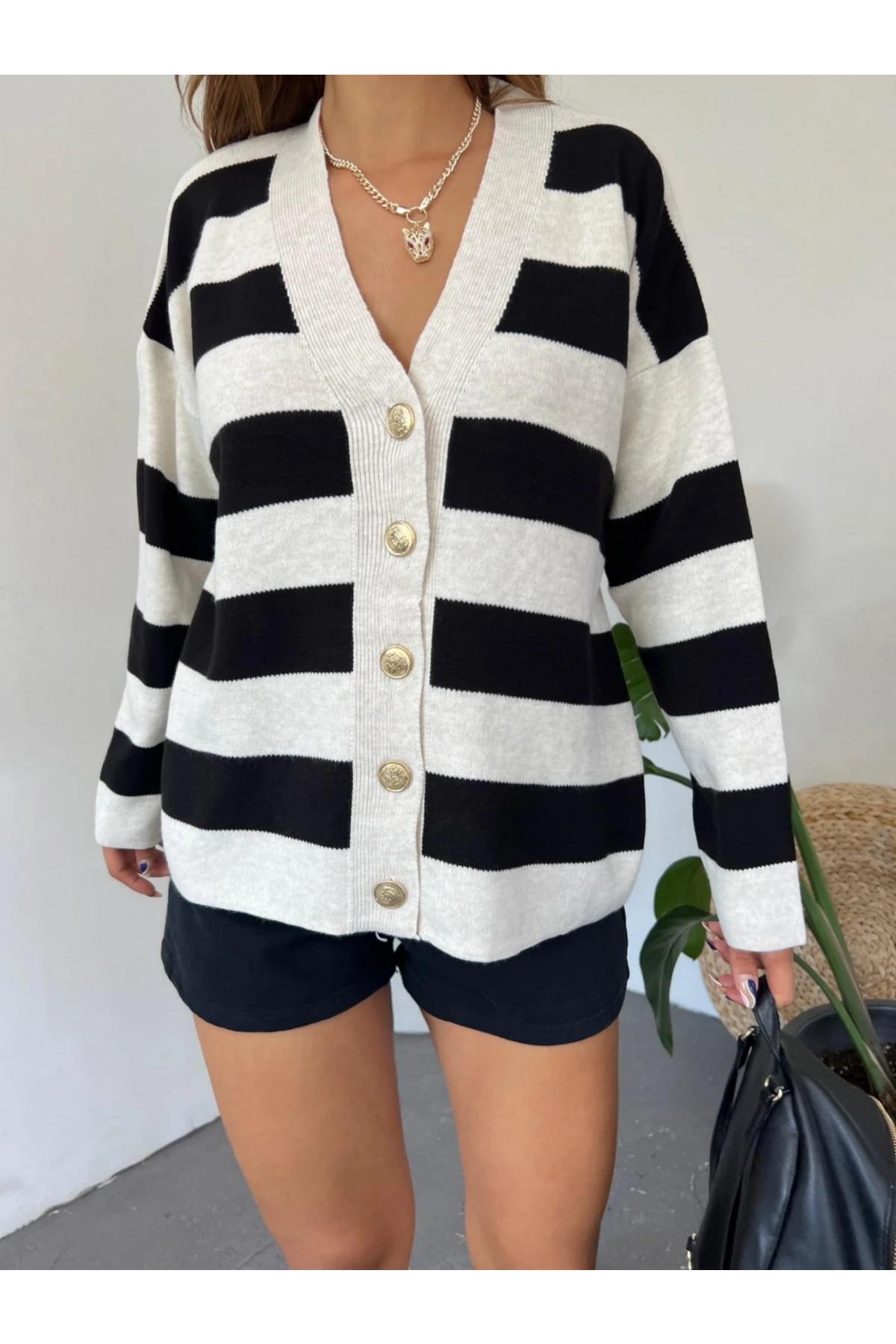 Kadın Siyah Beyaz Çizgili Önden Düğmeli V Yaka Triko Hırka HZL24W-BD1102121